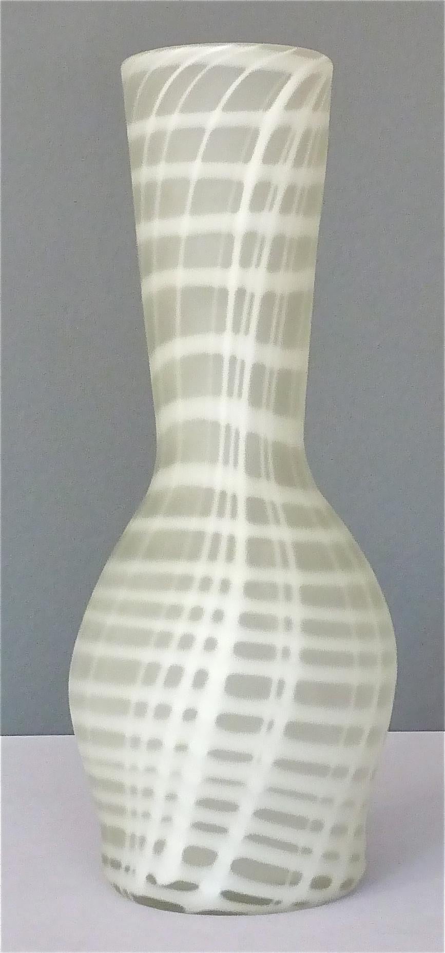 Un grand et magnifique vase en verre d'art de Murano fait à la main par le Maestro Giuliano Tosi, Italie, vers 1970. La qualité du vase en verre d'art est comparable à celle de Venini et de Barovier. Blanc opaque composé intérieurement de bandes de