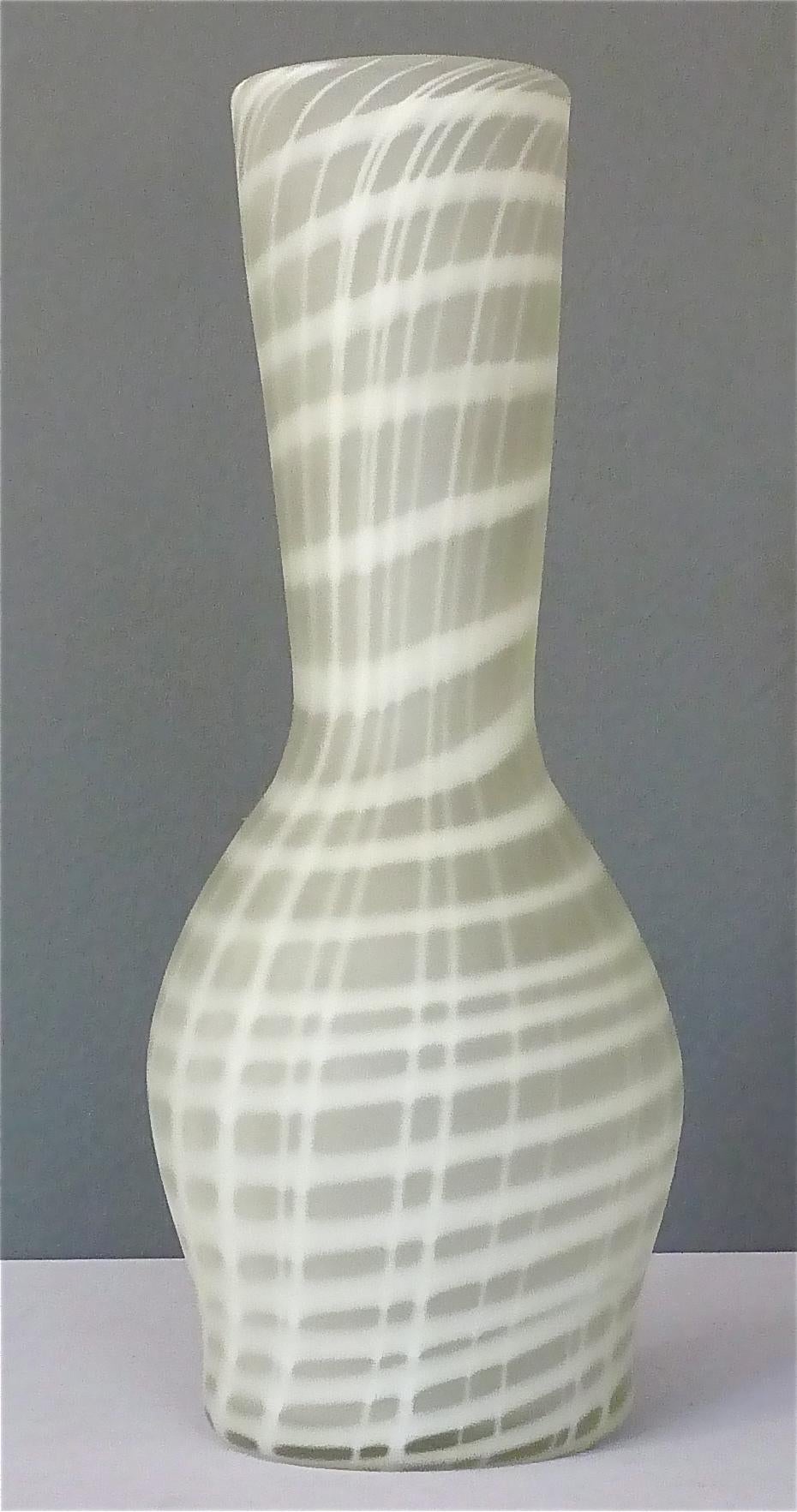 Mid-Century Modern Grand vase d'art en verre blanc satiné signé Giuliano Tosi, Italie, années 1970 en vente