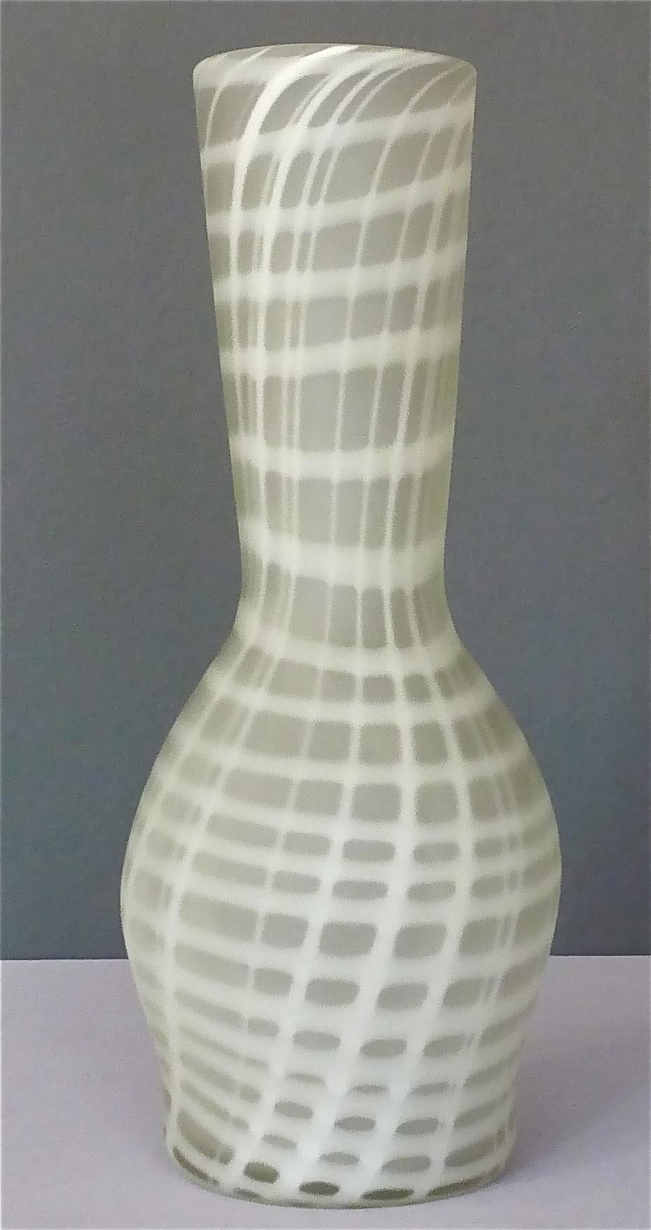 italien Grand vase d'art en verre blanc satiné signé Giuliano Tosi, Italie, années 1970 en vente