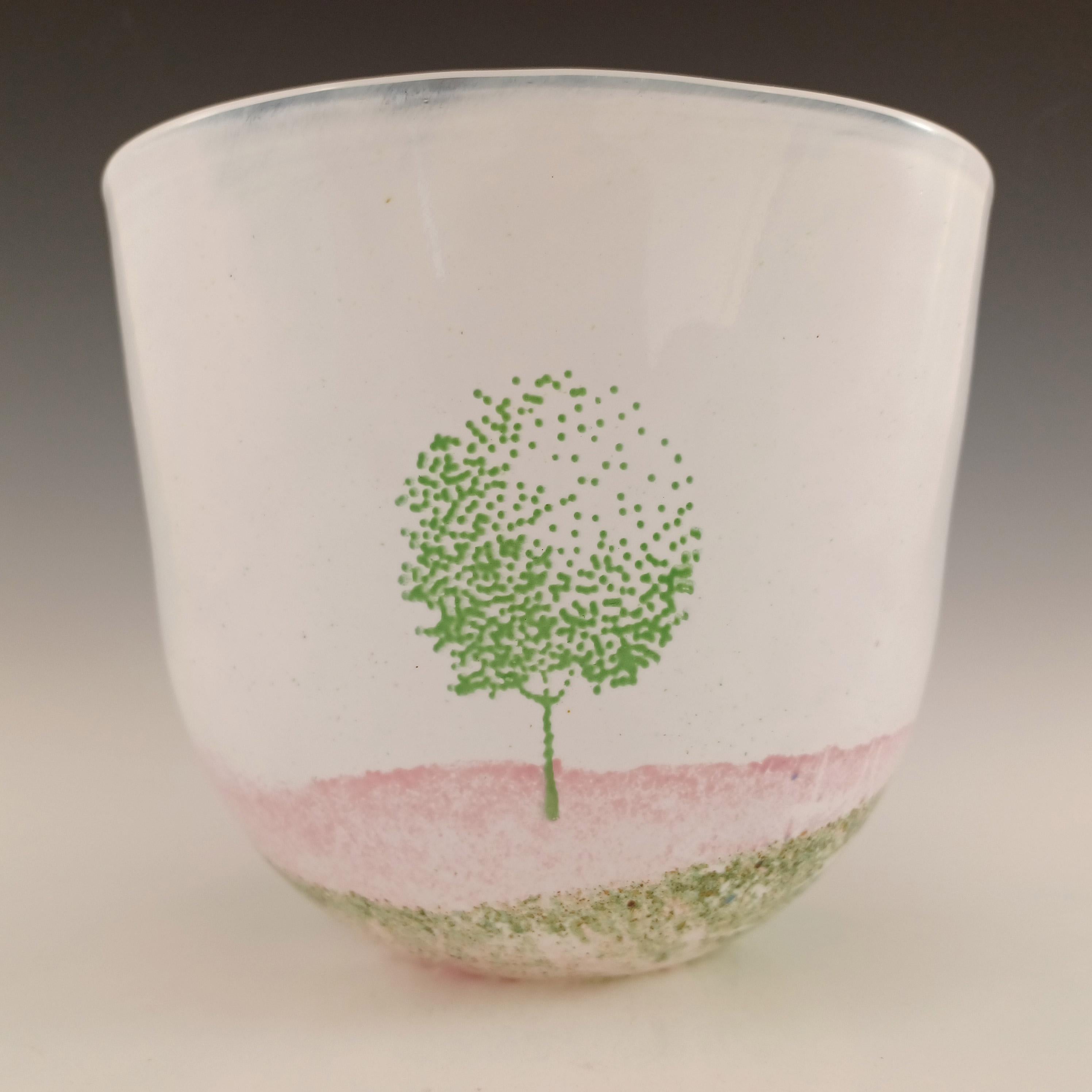 Uno splendido vaso o ciotola in vetro scandinavo di grandi dimensioni e peso (1,3 kg senza imballaggio) con scena impressionistica in smalto a fuoco, realizzato dalla svedese Kosta Boda, parte della gamma May, numero di modello 68638, disegnato da