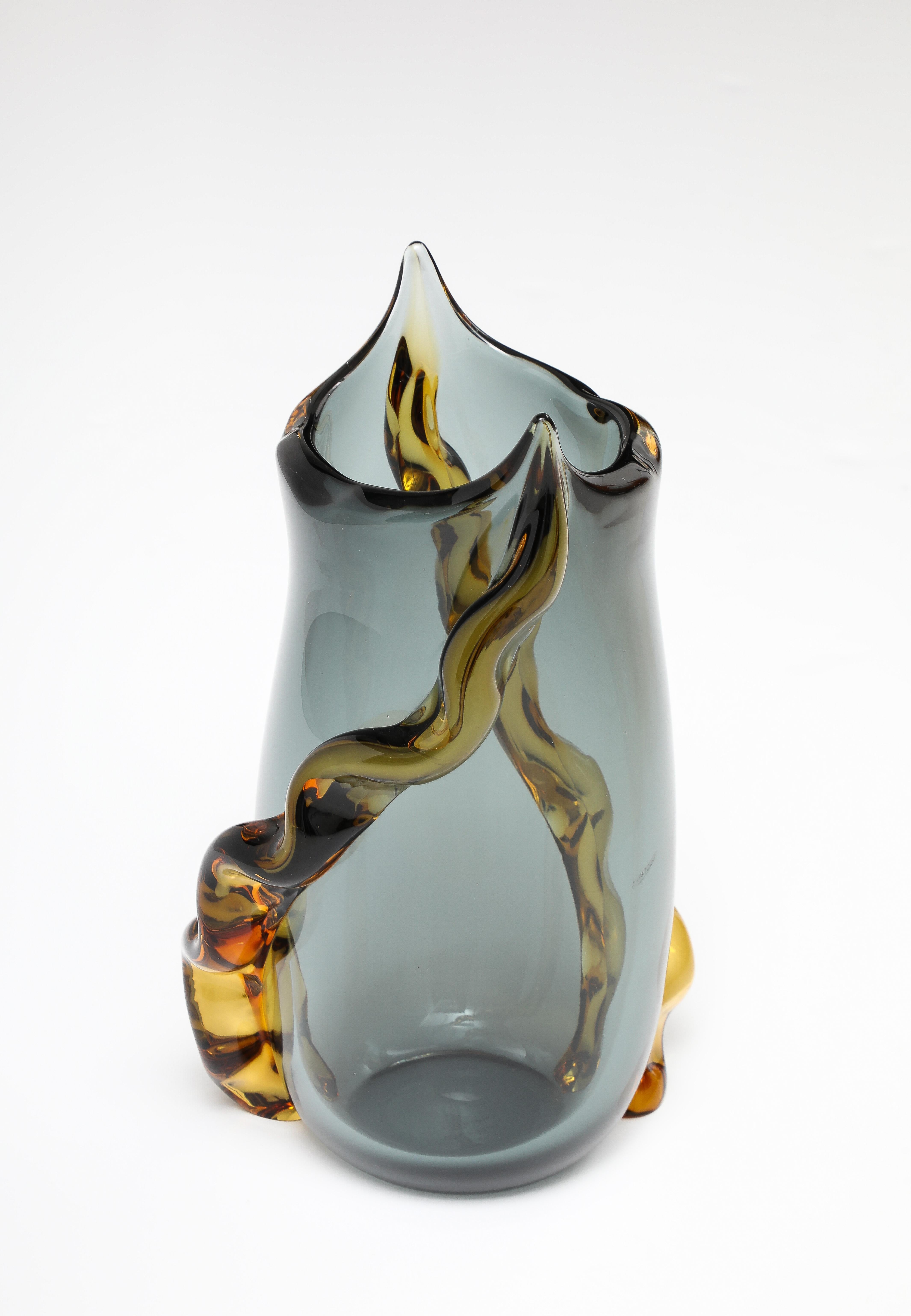Gran jarrón soplado a mano de Murano firmado, gris marengo con asas de ámbar Italiano en venta