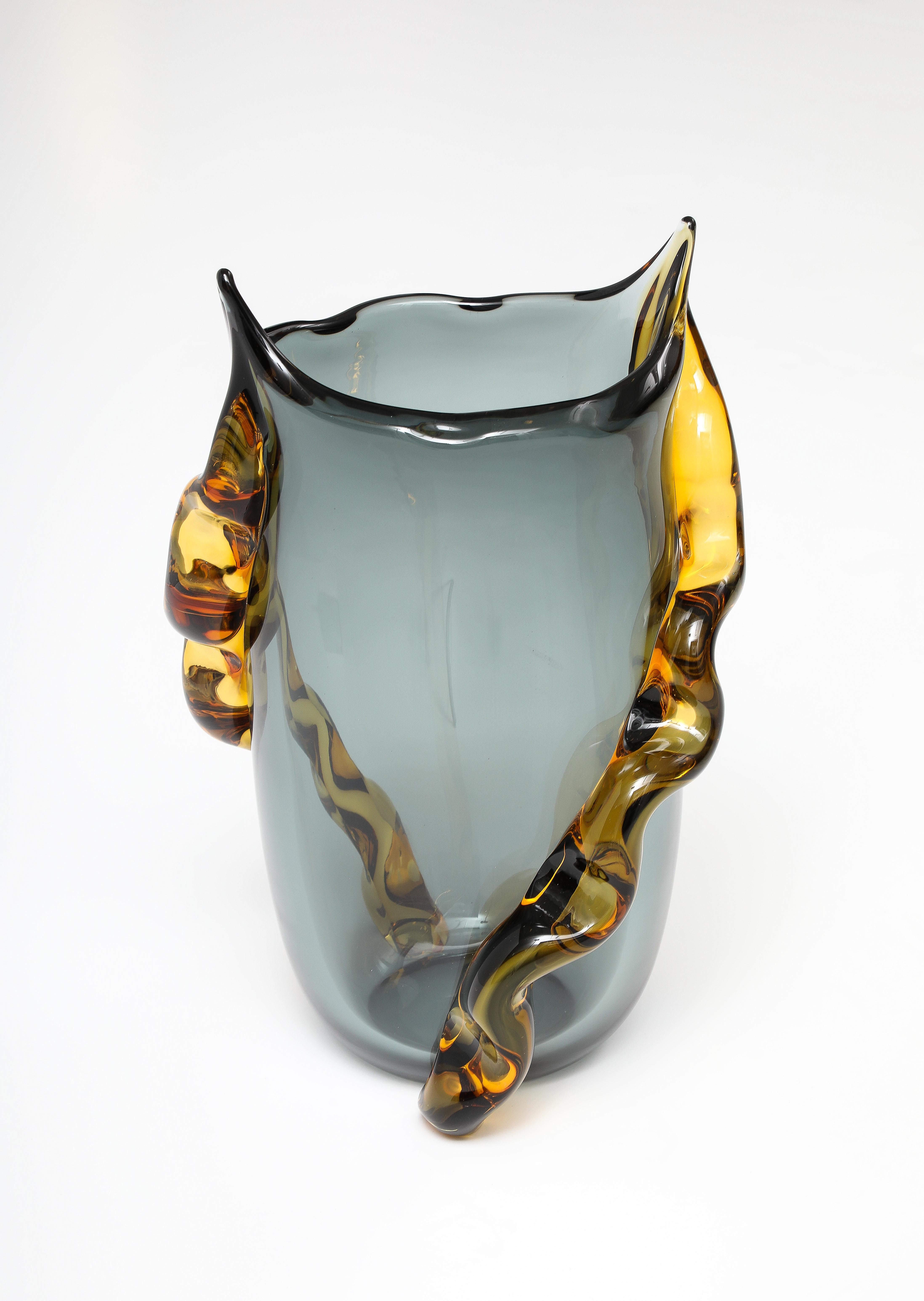 Gran jarrón soplado a mano de Murano firmado, gris marengo con asas de ámbar en Nuevo estado para la venta en New York, NY