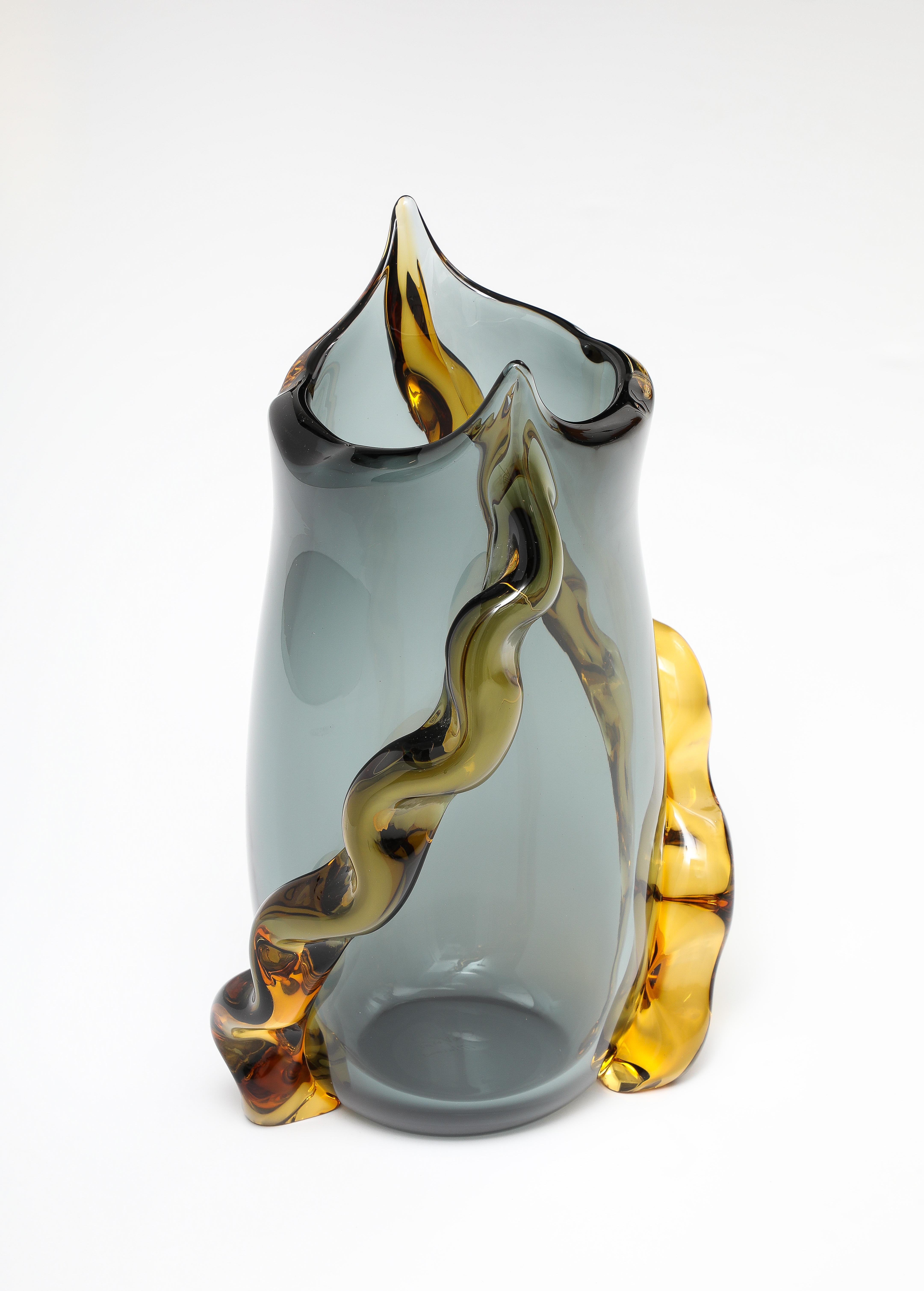 Gran jarrón soplado a mano de Murano firmado, gris marengo con asas de ámbar Cristal de Murano en venta