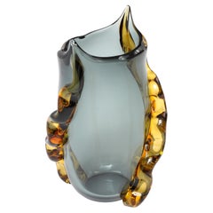 Signierte große mundgeblasene Murano-Vase in Anthrazit mit bernsteinfarbenen Henkeln