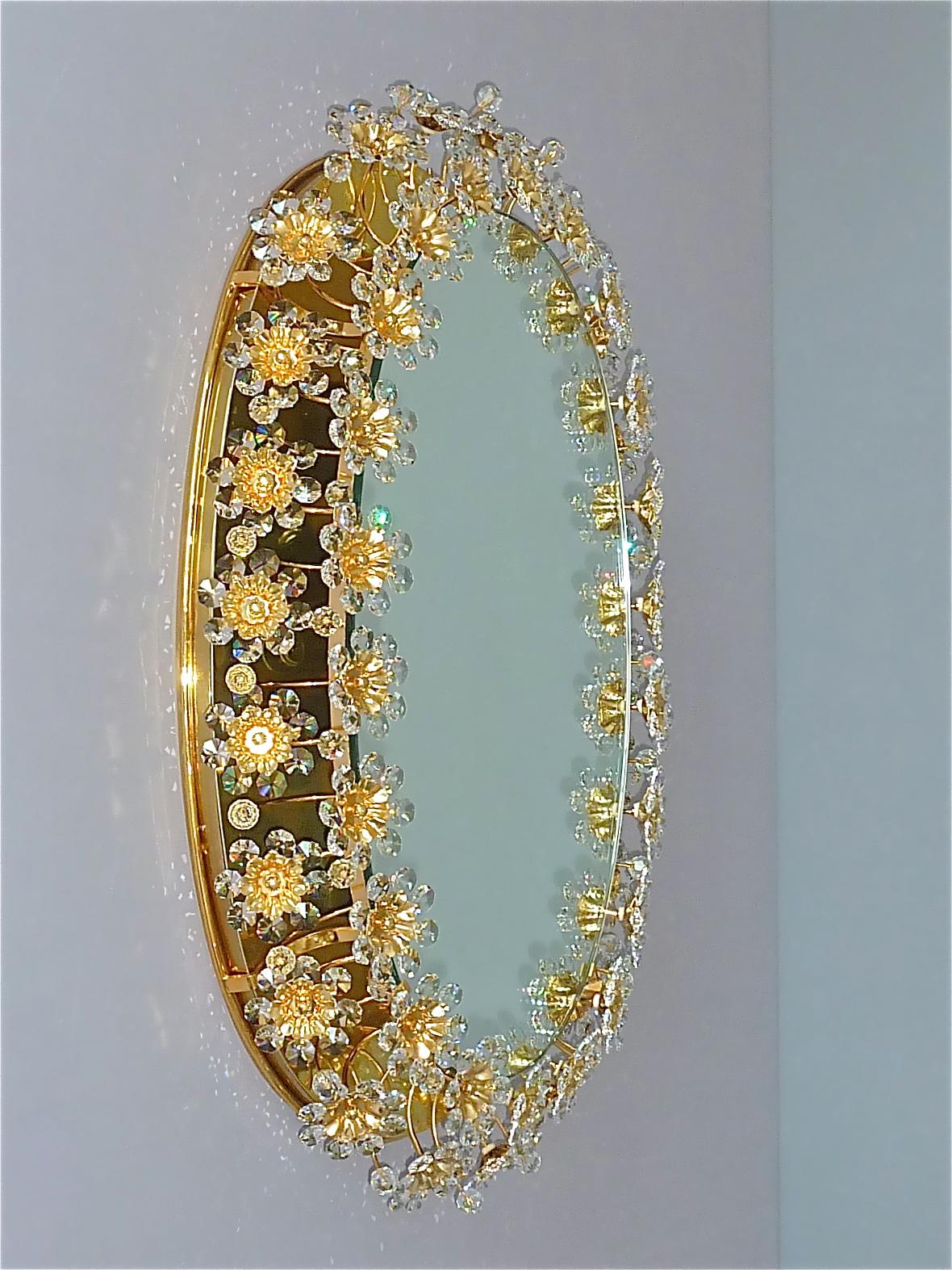 Hollywood Regency Grand miroir ovale rétroéclairé à fleurs Palwa en cristal doré signé Lobmeyr, 1970  en vente
