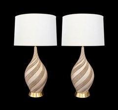 Coppia firmata di grandi lampade a spirale smaltate in avorio del 1960 di Quartite Creative Corp.