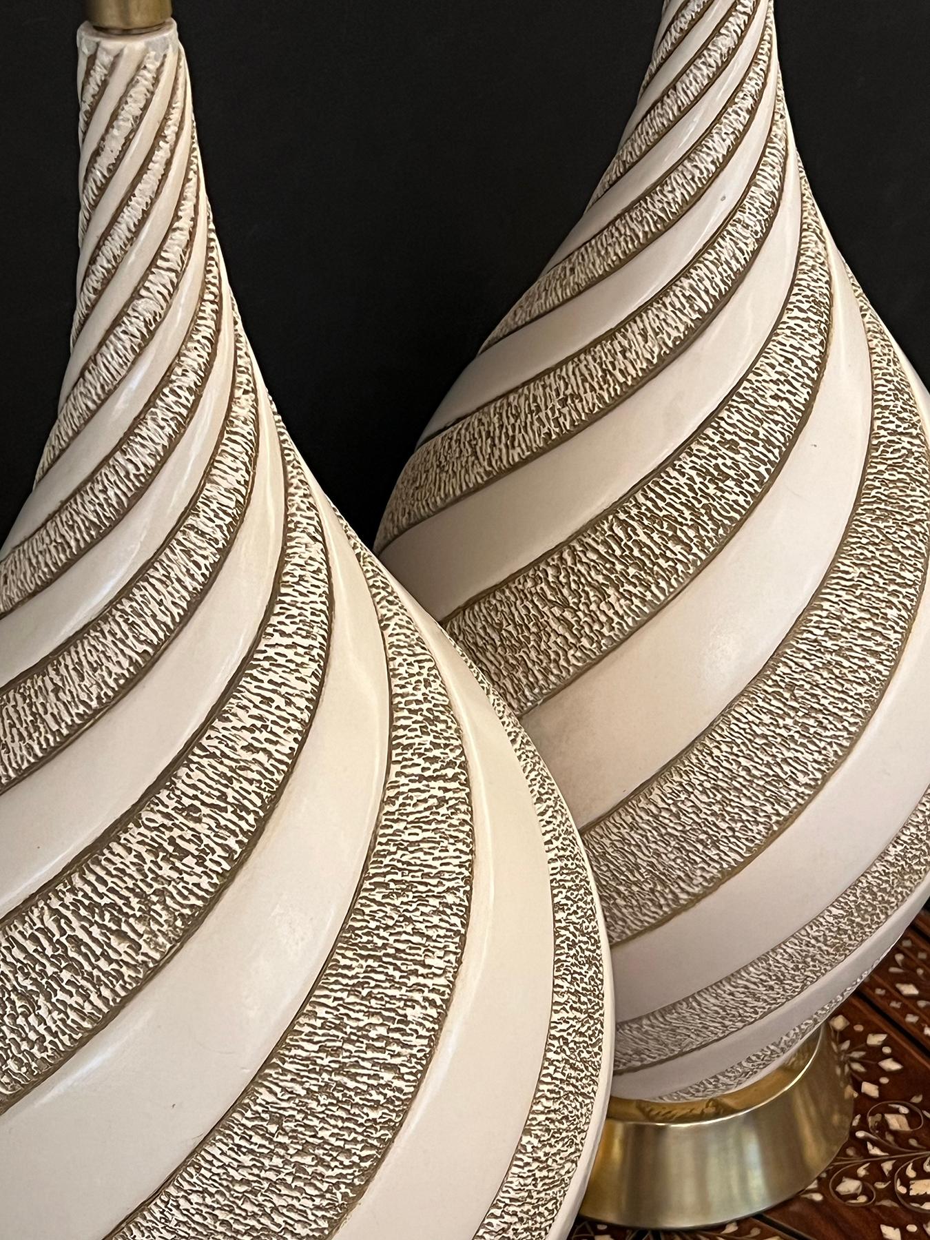 Pareja grande firmada de lámparas en espiral esmaltadas en marfil de los años 60 por Quartite Creative Corp. Estadounidense en venta
