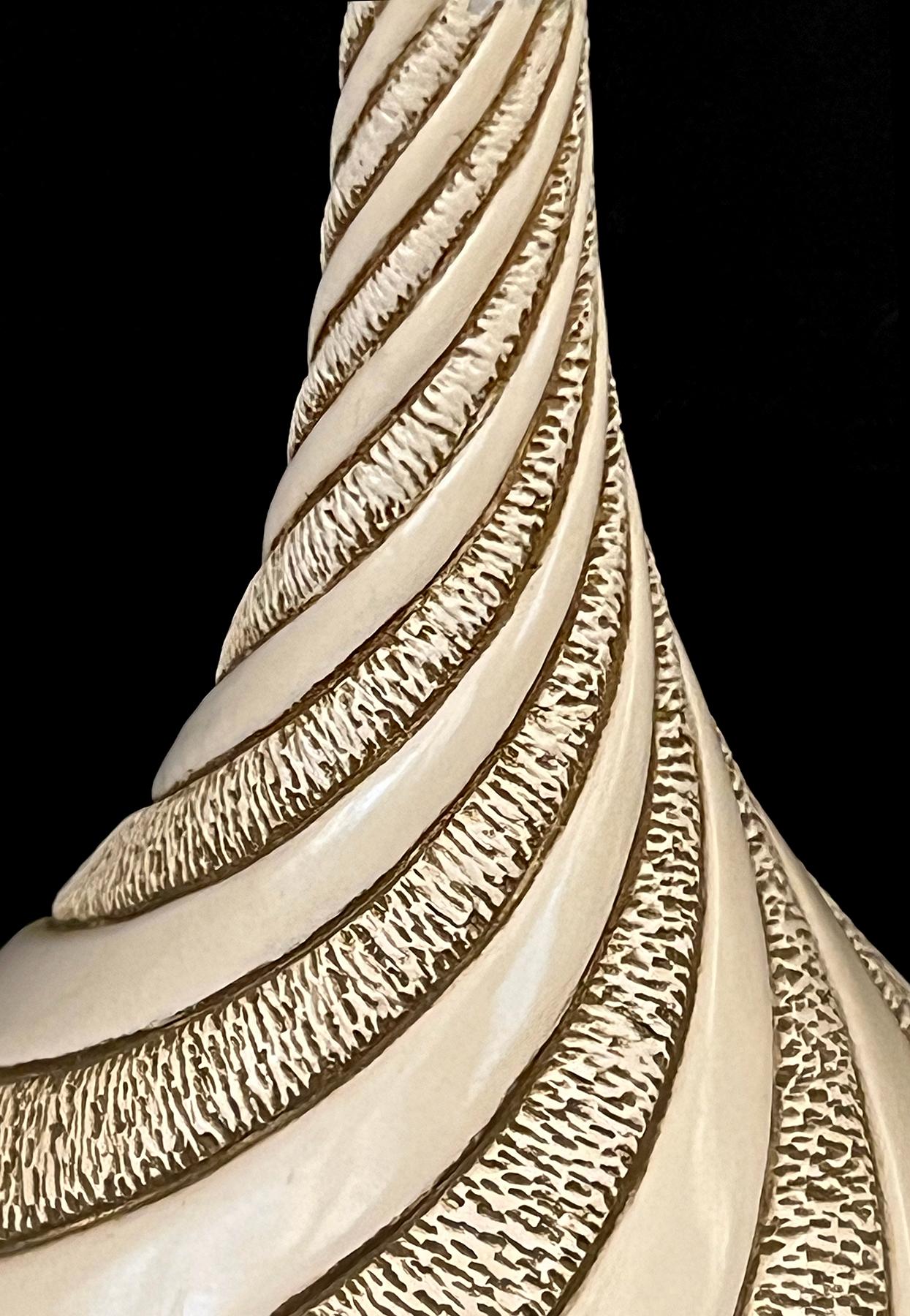 Pareja grande firmada de lámparas en espiral esmaltadas en marfil de los años 60 por Quartite Creative Corp. Glaseado en venta