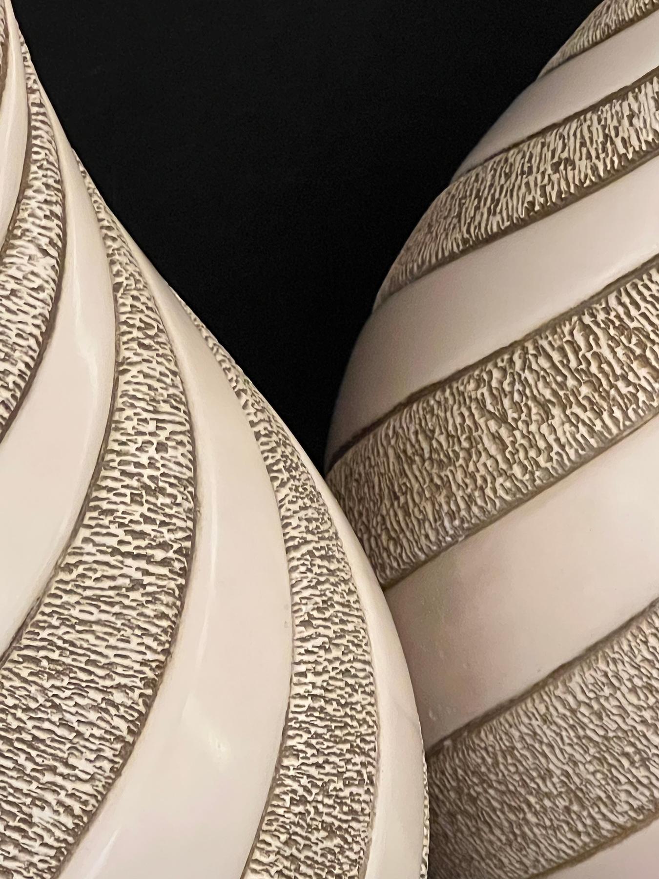 Pareja grande firmada de lámparas en espiral esmaltadas en marfil de los años 60 por Quartite Creative Corp. mediados del siglo XX en venta