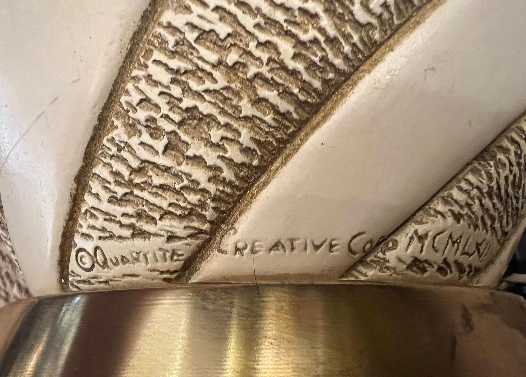 Pareja grande firmada de lámparas en espiral esmaltadas en marfil de los años 60 por Quartite Creative Corp. Yeso en venta