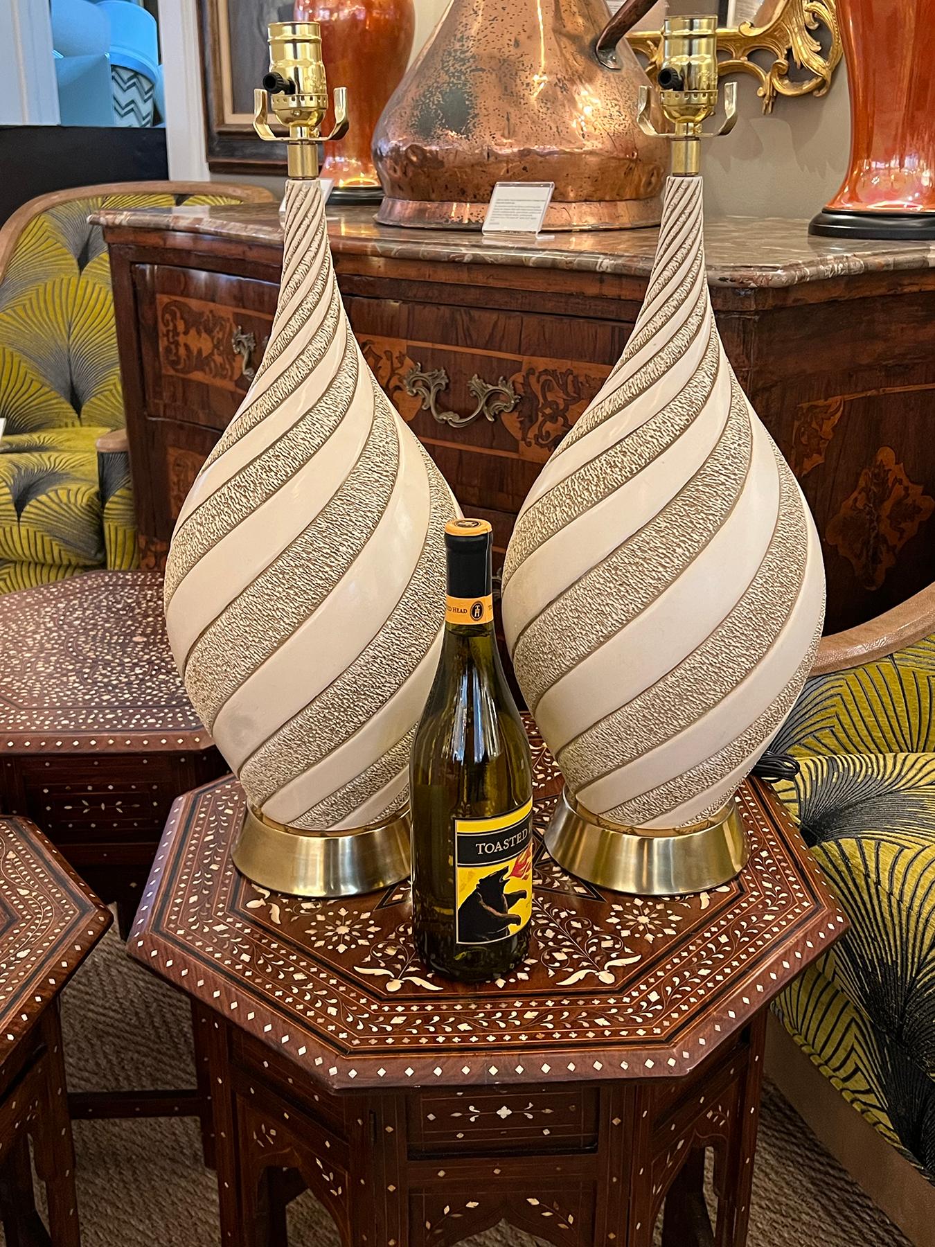 Pareja grande firmada de lámparas en espiral esmaltadas en marfil de los años 60 por Quartite Creative Corp. en venta 1