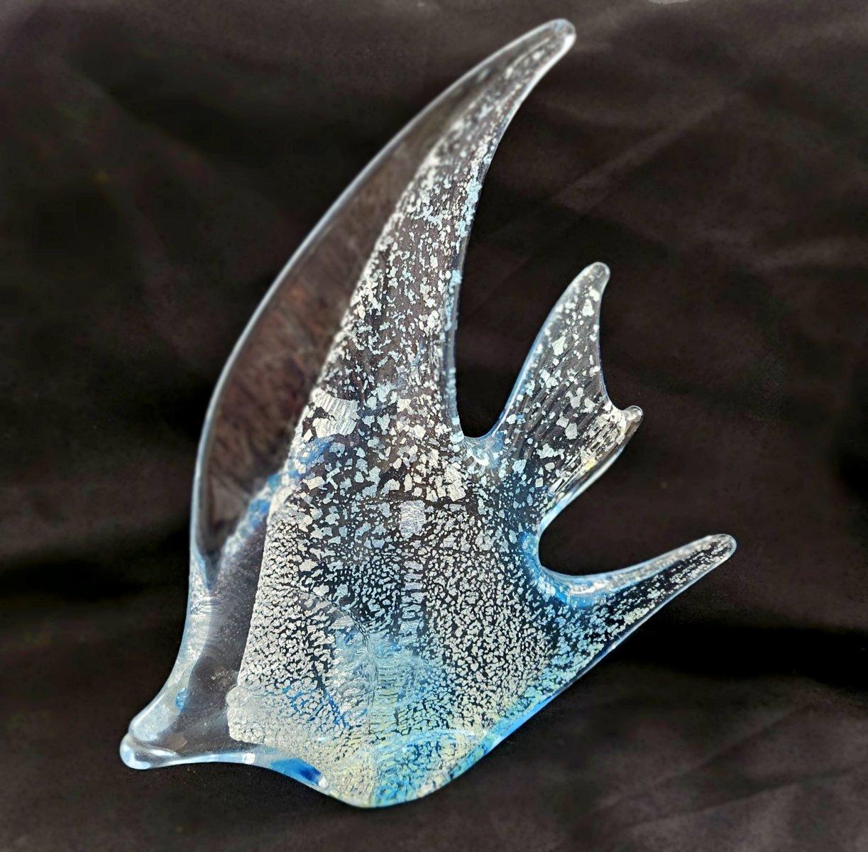 Scultura di pesce in vetro soffiato con infusione di foglie d'argento, firmata Josef Marcolin, 10 pollici.  VENDITA CONCLUSIVA
*****AVVISO: IL NOSTRO NEGOZIO 1ST DIBS CHIUDE ALLA FINE DI MAGGIO*****
Blu e Silver Fleck.
Si tratta di una scultura