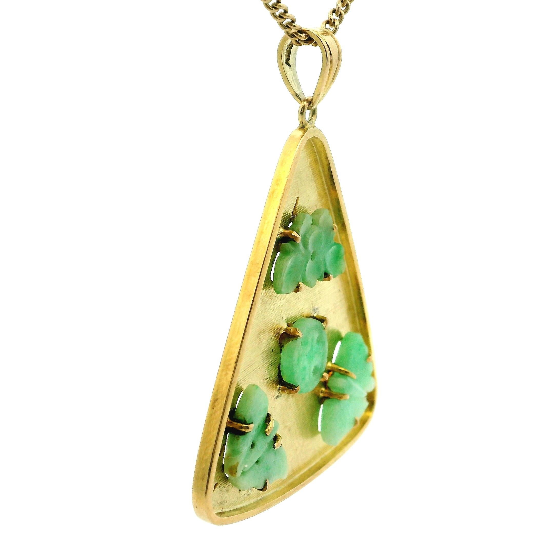 Signed Larry Mid-Century 14K Gold Carved Jade Modernist Pendant, 585 Hallmark In Excellent Condition For Sale In Miami, FL