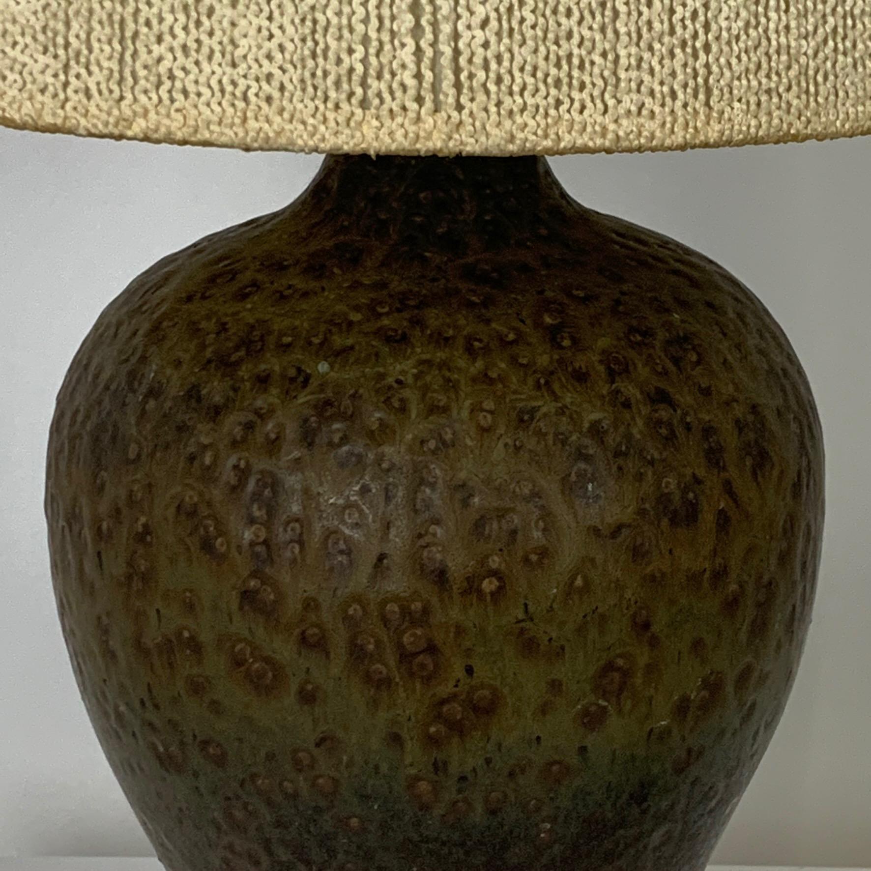 Signed Lee Rosen Design Technics Textured Glaze Ceramic Lamp w Original Shade In Good Condition For Sale In Hudson, NY