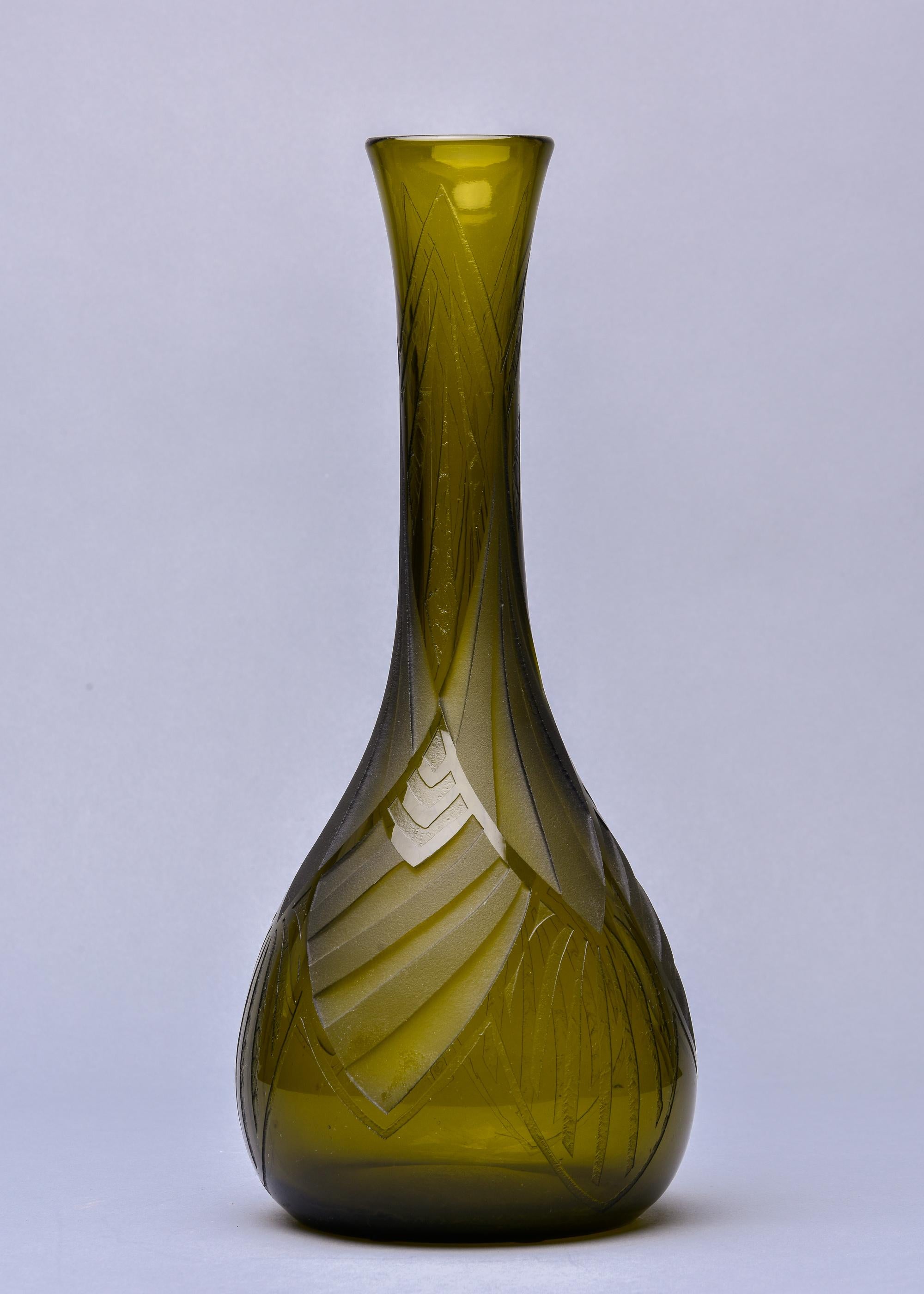 Vaso di vetro Art Deco con incisione all'acido firmato Legras In condizioni buone in vendita a Troy, MI