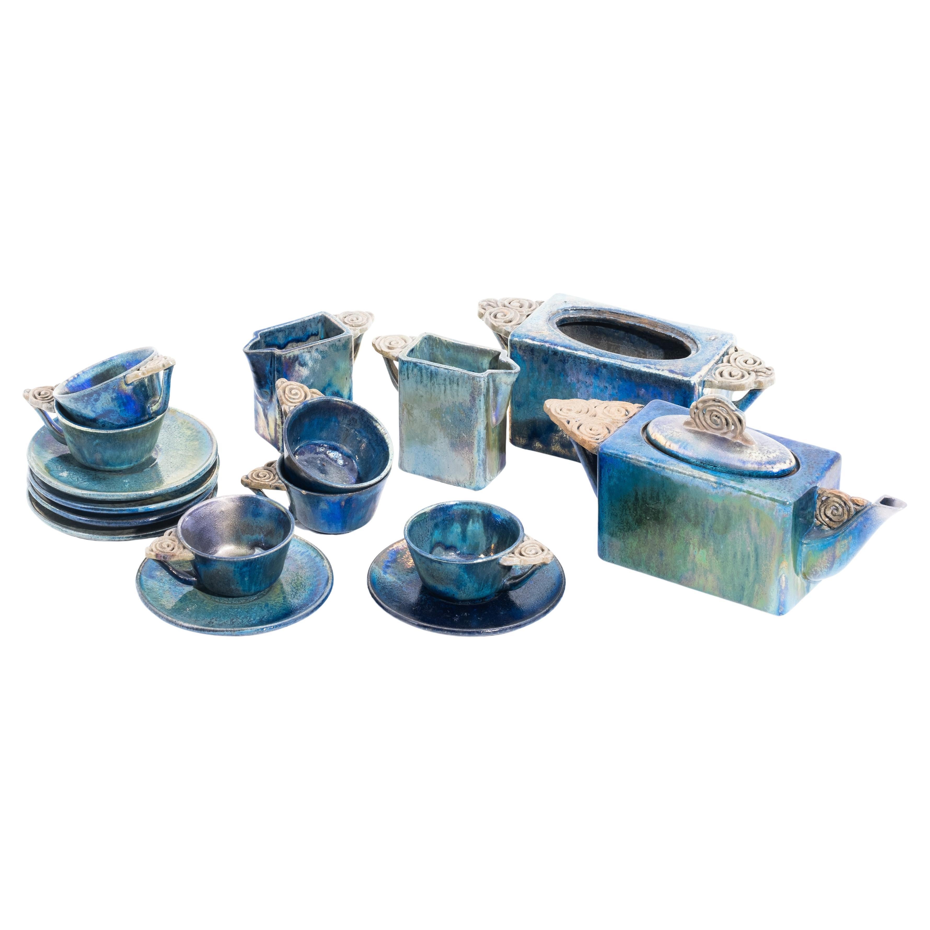 Léon Leyritz (Léon Albert Marie de Leyritz, 1888-1976), service à thé en grès émaillé beige et bleu irisé composé d'une théière, d'un sucrier, de deux pots à lait, de six tasses et de six soucoupes. Signé et marqué sous chaque pièce. 

Biographie de