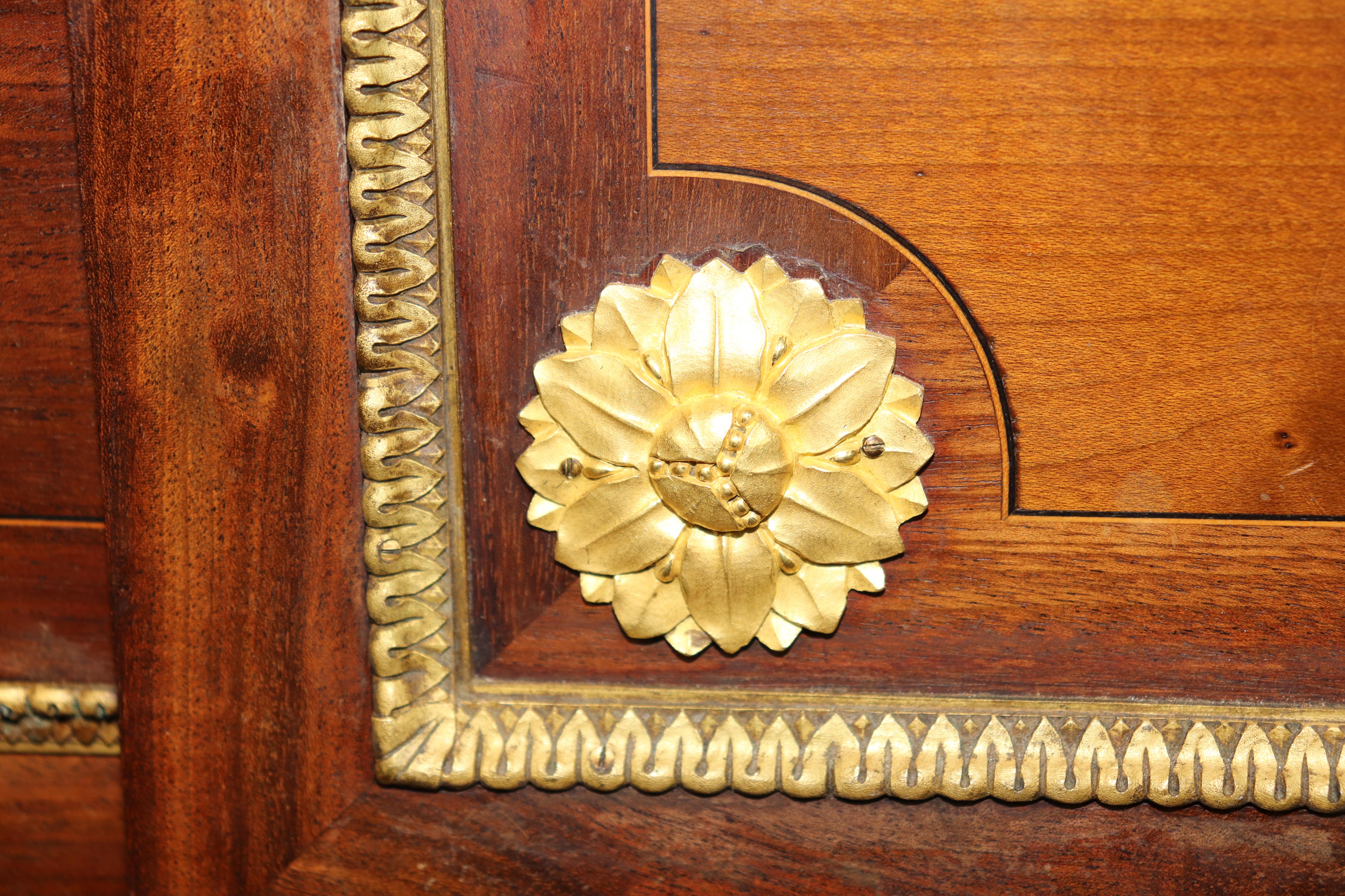 Firmato Lexcellent Superb Quality Louis XV Inlaid Marble Top Commode in vendita 7