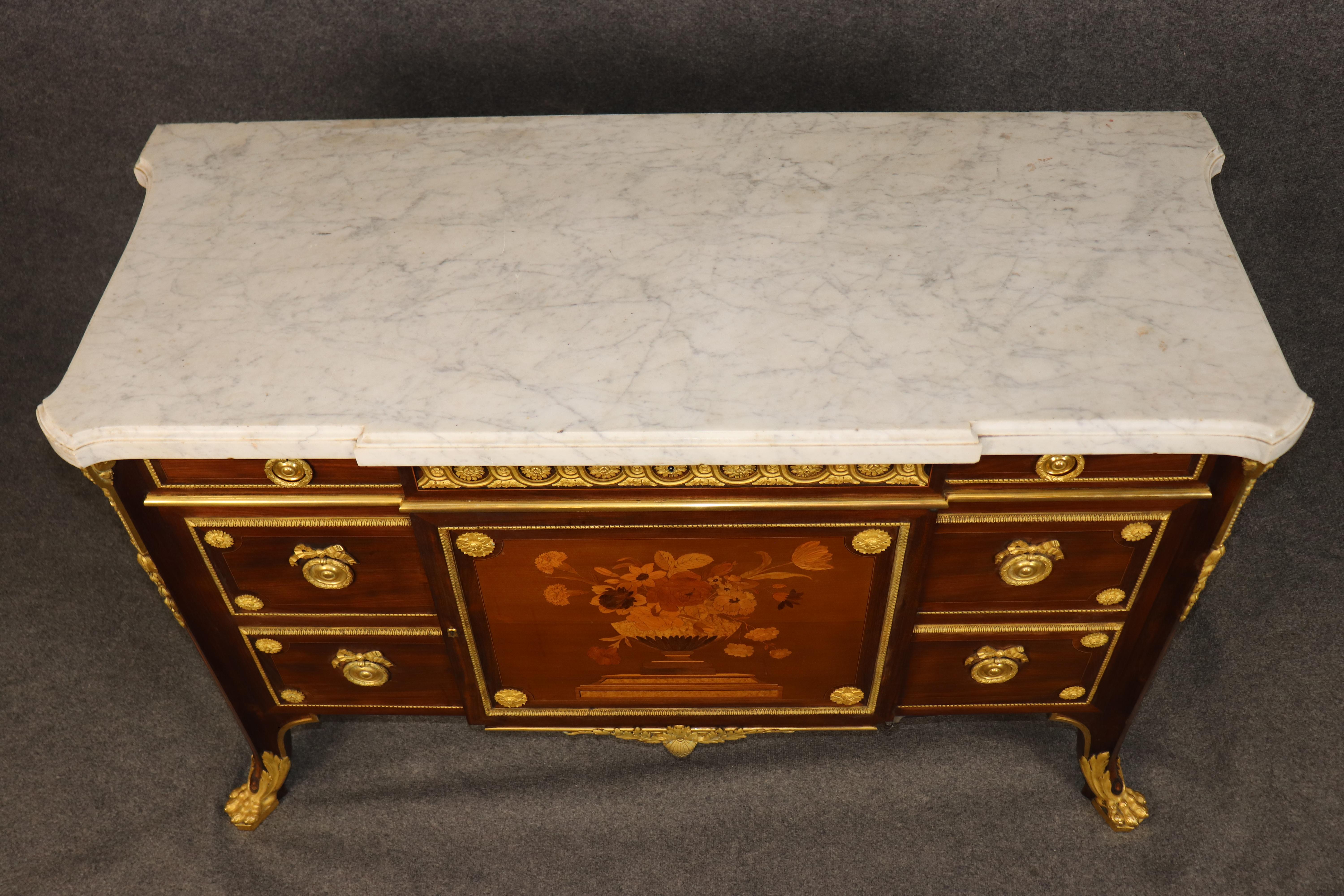 Firmato Lexcellent Superb Quality Louis XV Inlaid Marble Top Commode In condizioni buone in vendita a Swedesboro, NJ