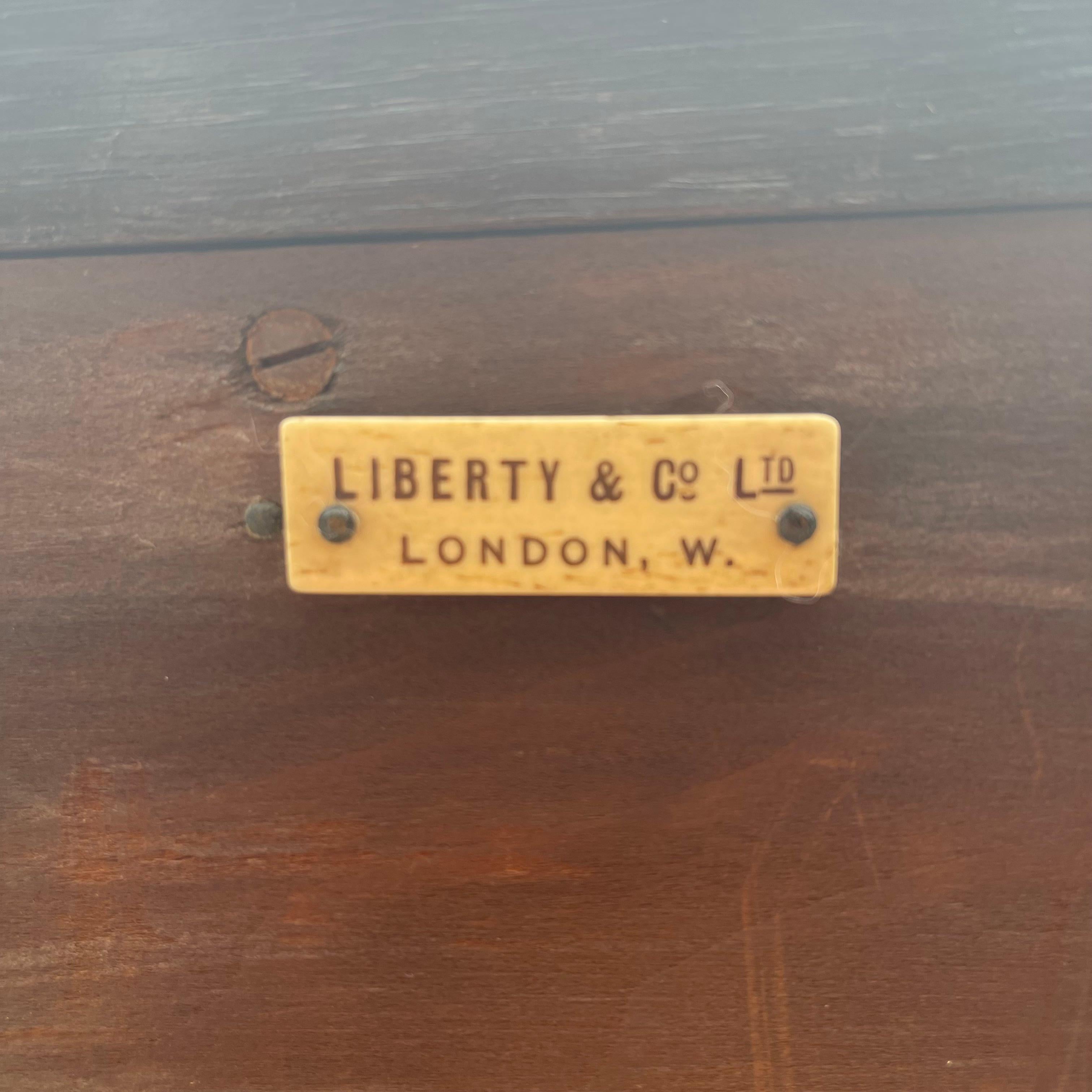 Signierter Liberty & Co Arts and Crafts-Schrank aus Eichenholz  im Angebot 7