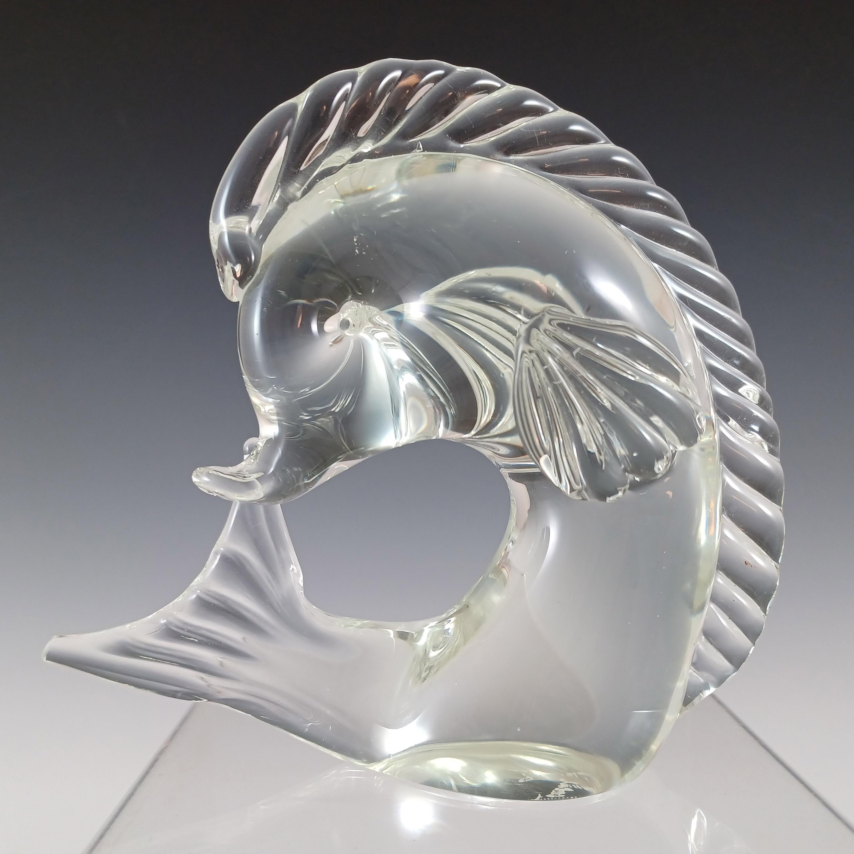 Descrizione
Si tratta di una magnifica scultura di pesce in vetro trasparente veneziano, realizzata sull'isola di Murano, vicino a Venezia, in Italia. Realizzato dalla fabbrica Zanetti Murano, firmato alla base Zanetti L (per Licio Zanetti).

Nota