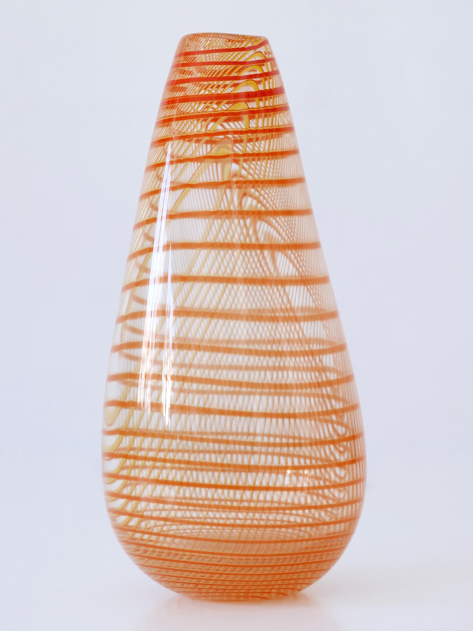 Postmoderne Vase en verre d'art signé et en édition limitée par Olle Brozén pour Kosta Boda Suède en vente