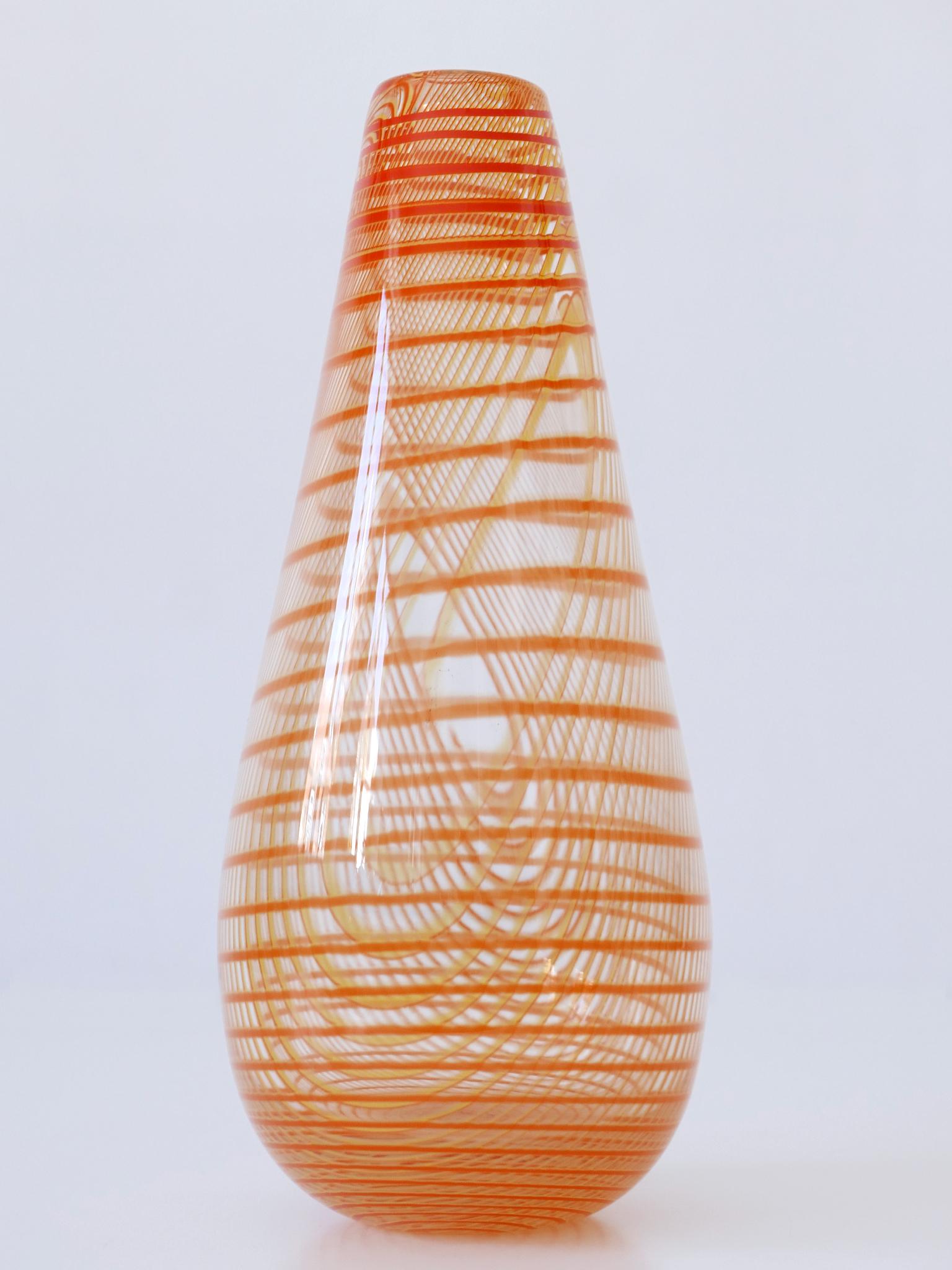 Fin du 20e siècle Vase en verre d'art signé et en édition limitée par Olle Brozén pour Kosta Boda Suède en vente