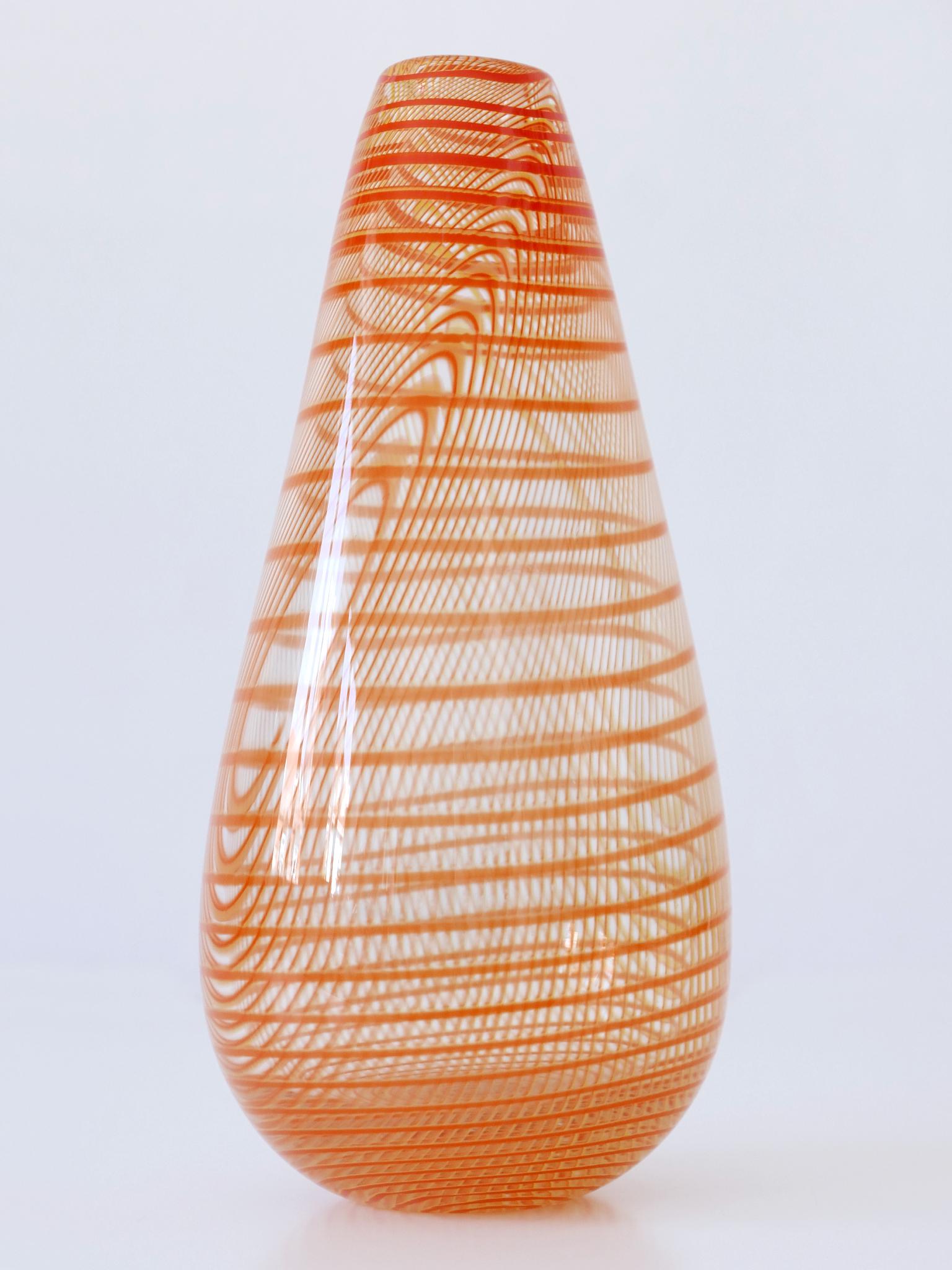 Verre d'art Vase en verre d'art signé et en édition limitée par Olle Brozén pour Kosta Boda Suède en vente