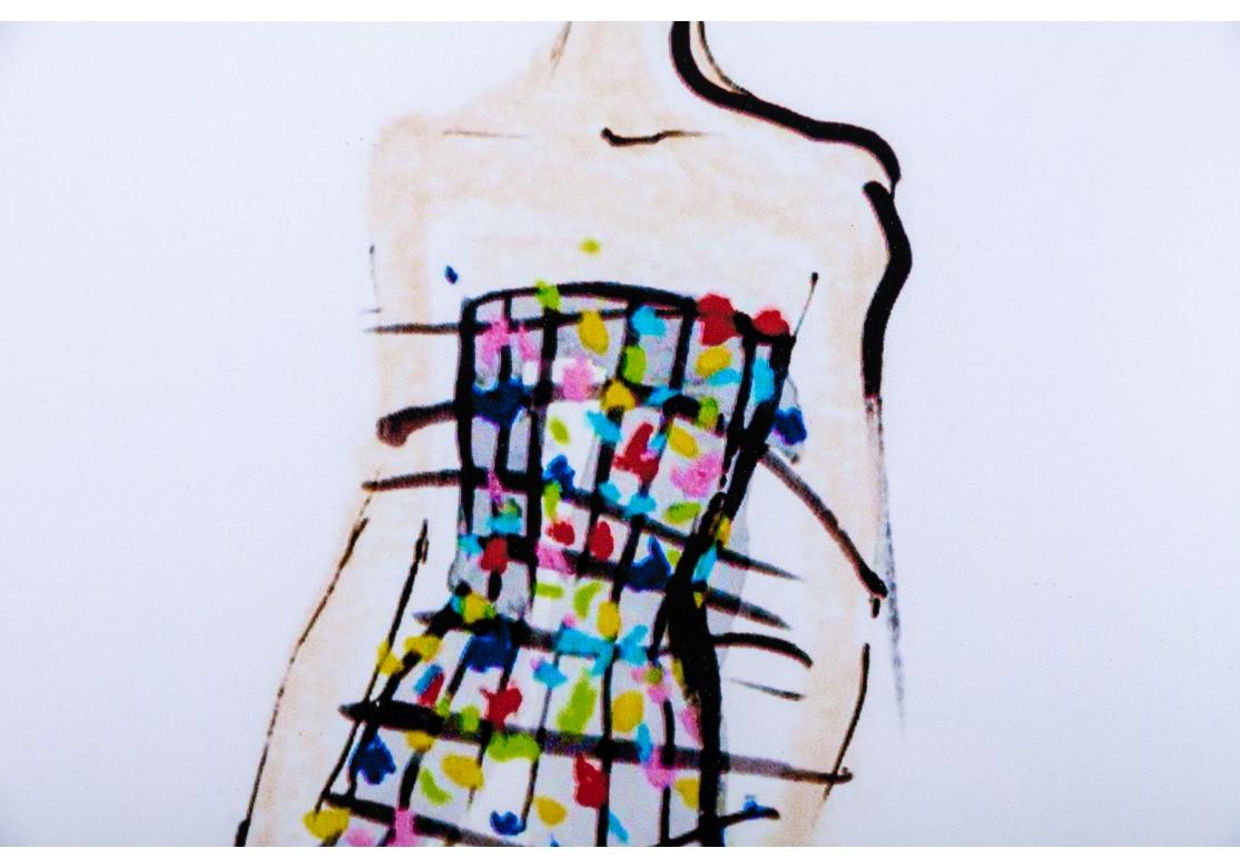 Signé en bas à droite, numéroté au crayon 83/100 en bas à gauche. Illustration d'un mannequin portant l'une de ses robes élégantes emblématiques - ici une robe étroite avec une jupe transparente à plusieurs niveaux et des appliques de couleur. 
Vue