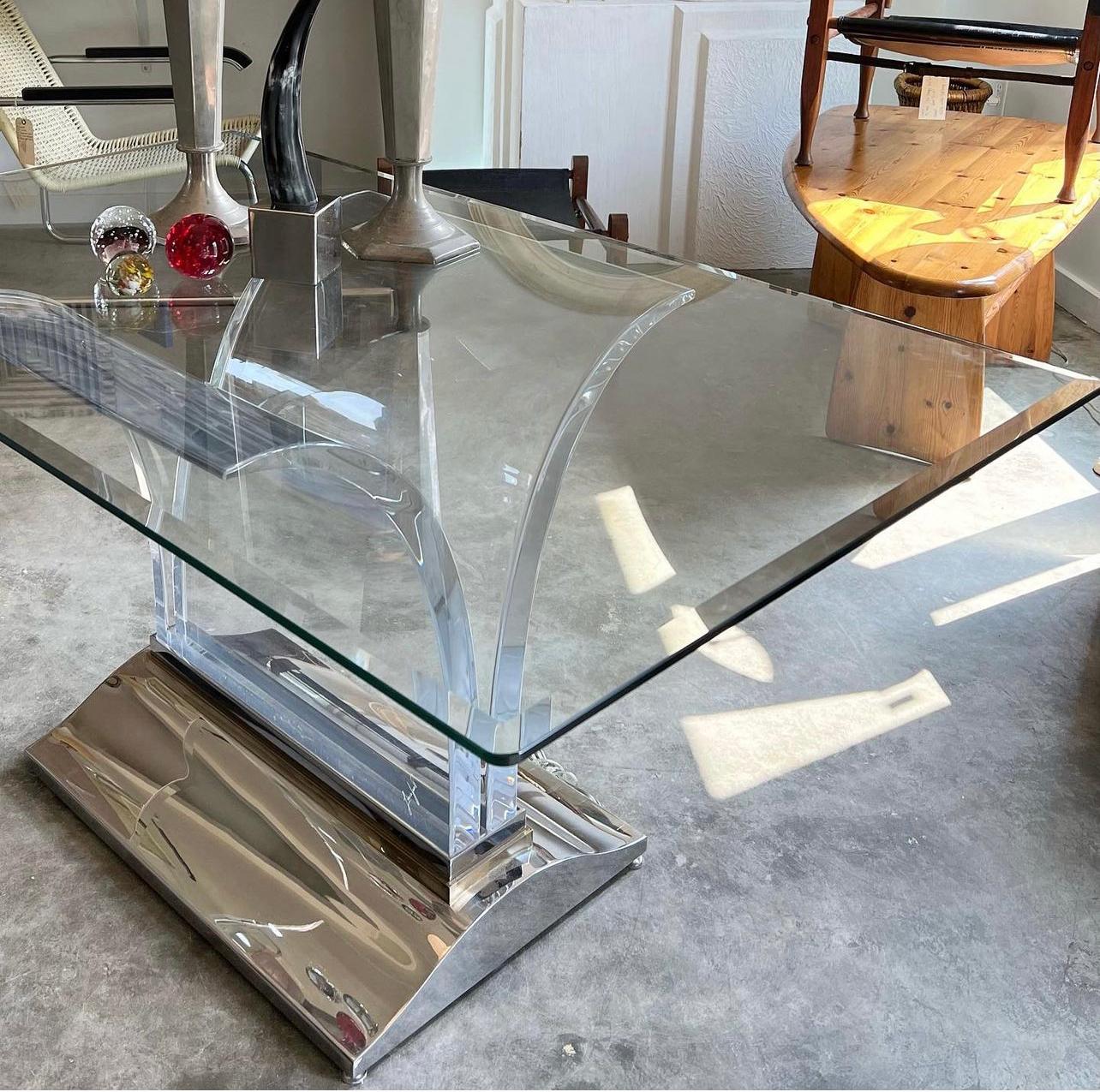 Américain Table signée « Lion in Frost » en lucite et chrome avec plateau en verre en vente