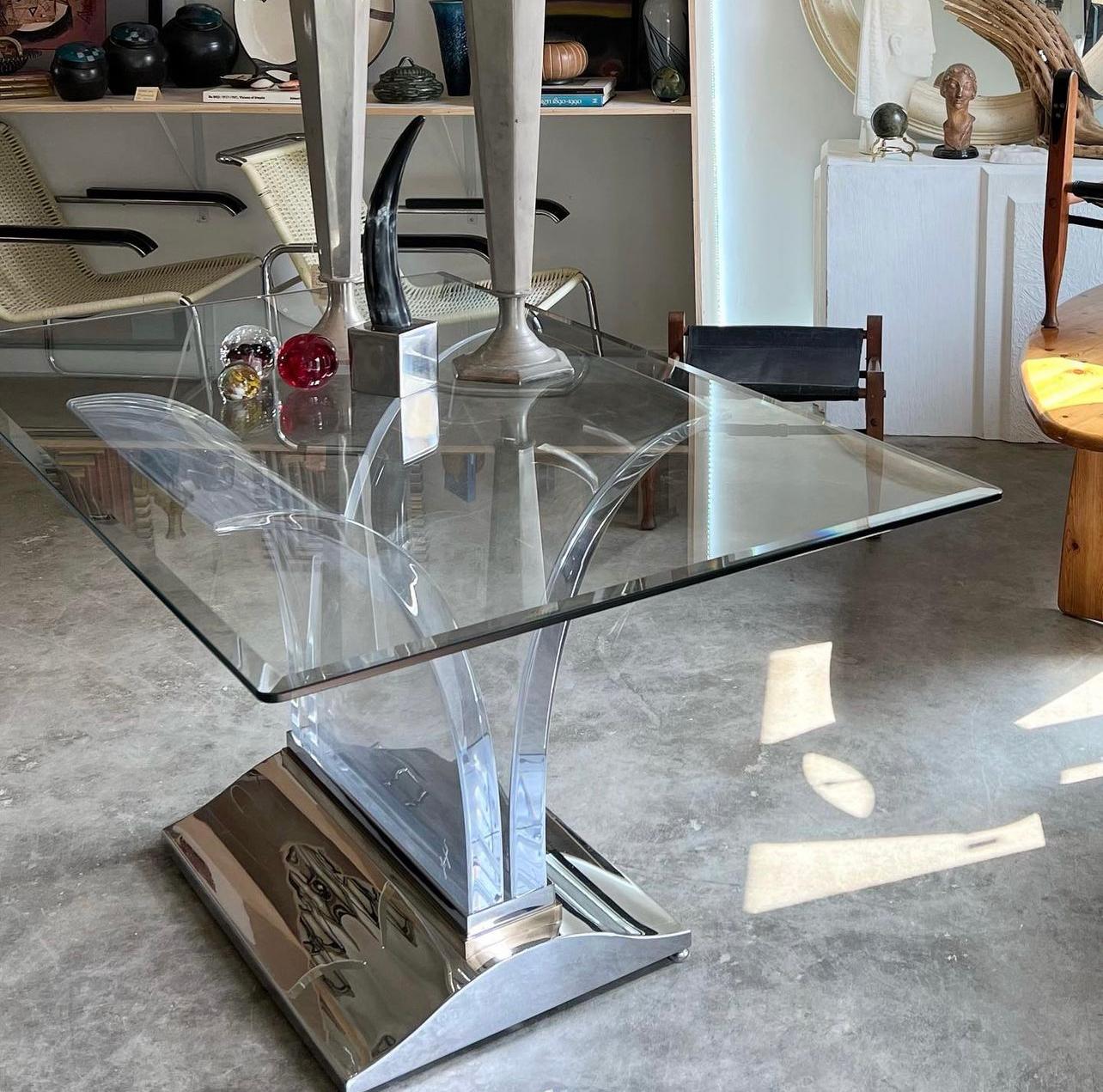 Table signée « Lion in Frost » en lucite et chrome avec plateau en verre en vente 1