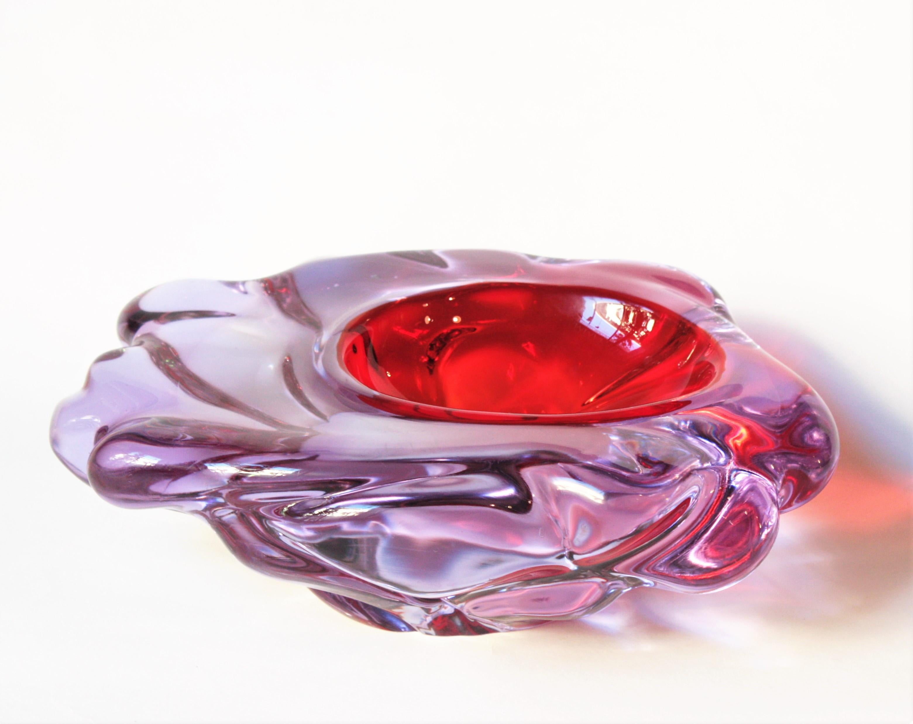 Mid-Century Modern Livio Seguso Murano Purple Red Blue Alexandrite Art Glass Bowl (bol en verre d'art) en vente
