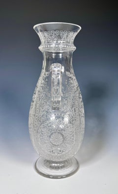 Jarrón de cristal soplado a mano del siglo XIX firmado por Lobmeyr, con asas y un intrincado grabado