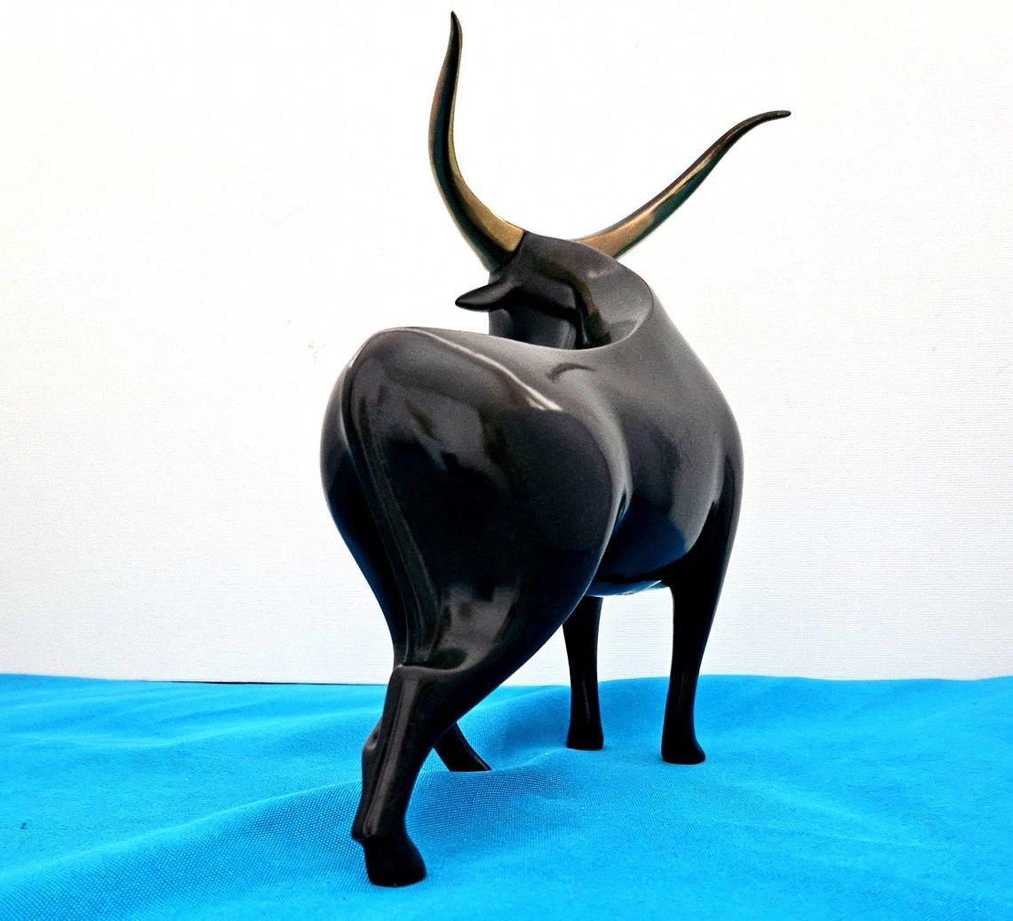 Scultura di toro in bronzo firmata Loet Vanderveen, 160/500 in vendita 4