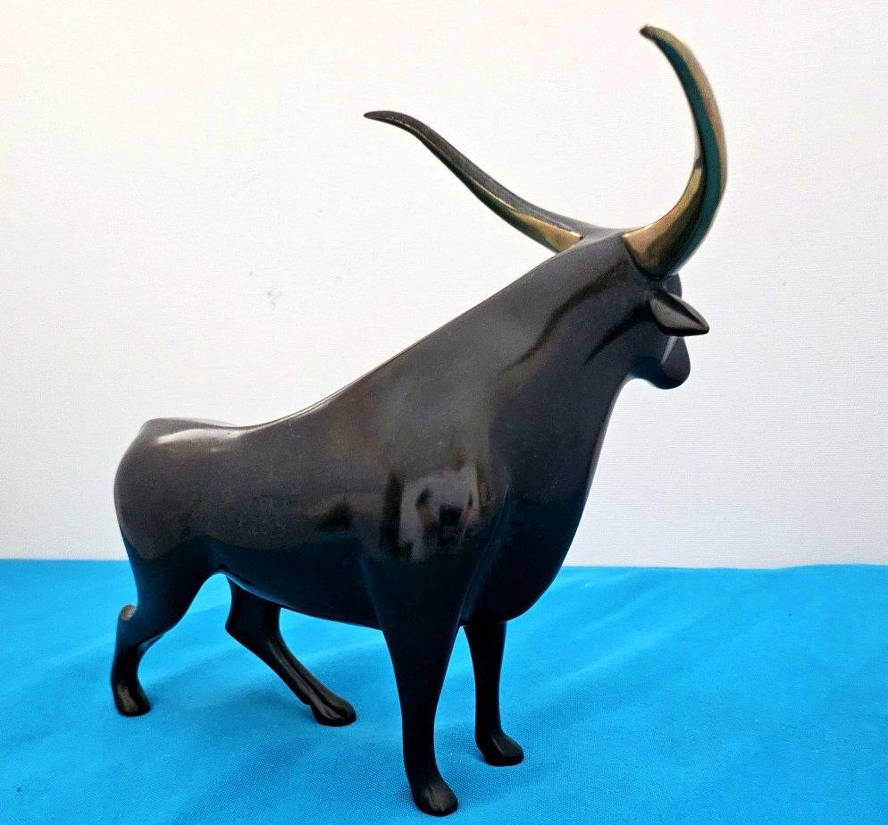 Scultura di toro in bronzo firmata Loet Vanderveen, 160/500 in vendita 5
