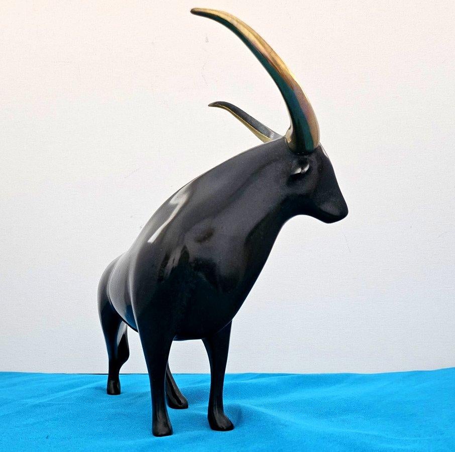 Scultura di toro in bronzo firmata Loet Vanderveen, 160/500 in vendita 7