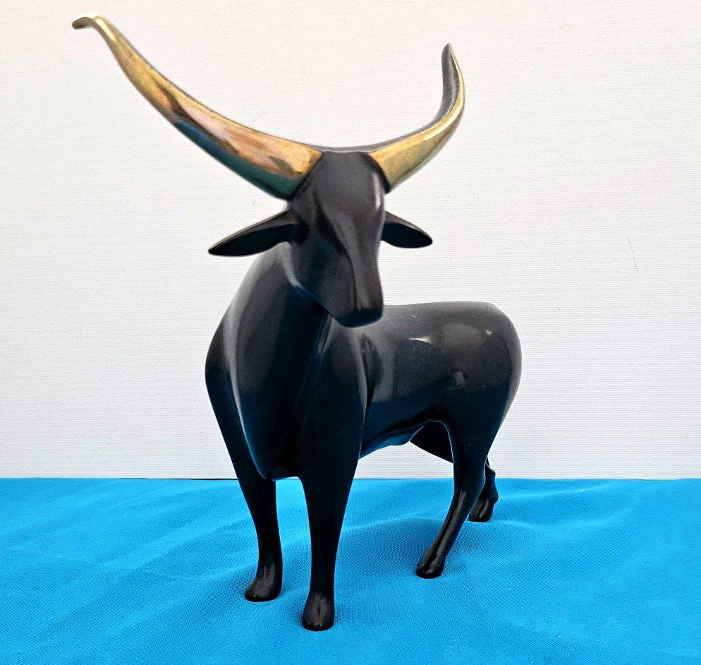 Scultura di toro in bronzo firmata Loet Vanderveen, 160/500
Condizioni vintage molto buone che mostrano solo una leggera usura. È firmato sul lato inferiore e numerato  160/500.  
DI SEGUITO SONO RIPORTATE INFORMAZIONI IMPORTANTI; SI PREGA DI