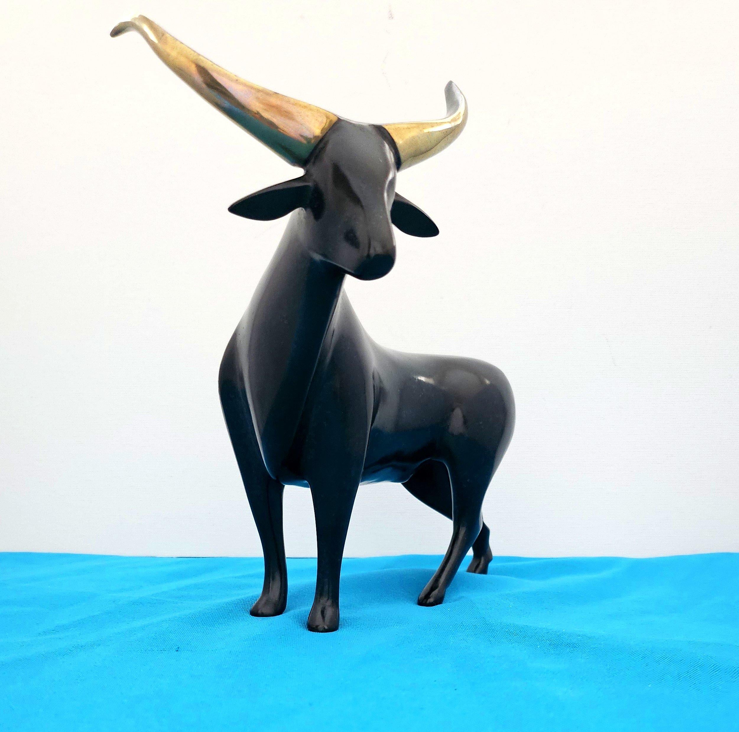 Mid-Century moderno Scultura di toro in bronzo firmata Loet Vanderveen, 160/500 in vendita