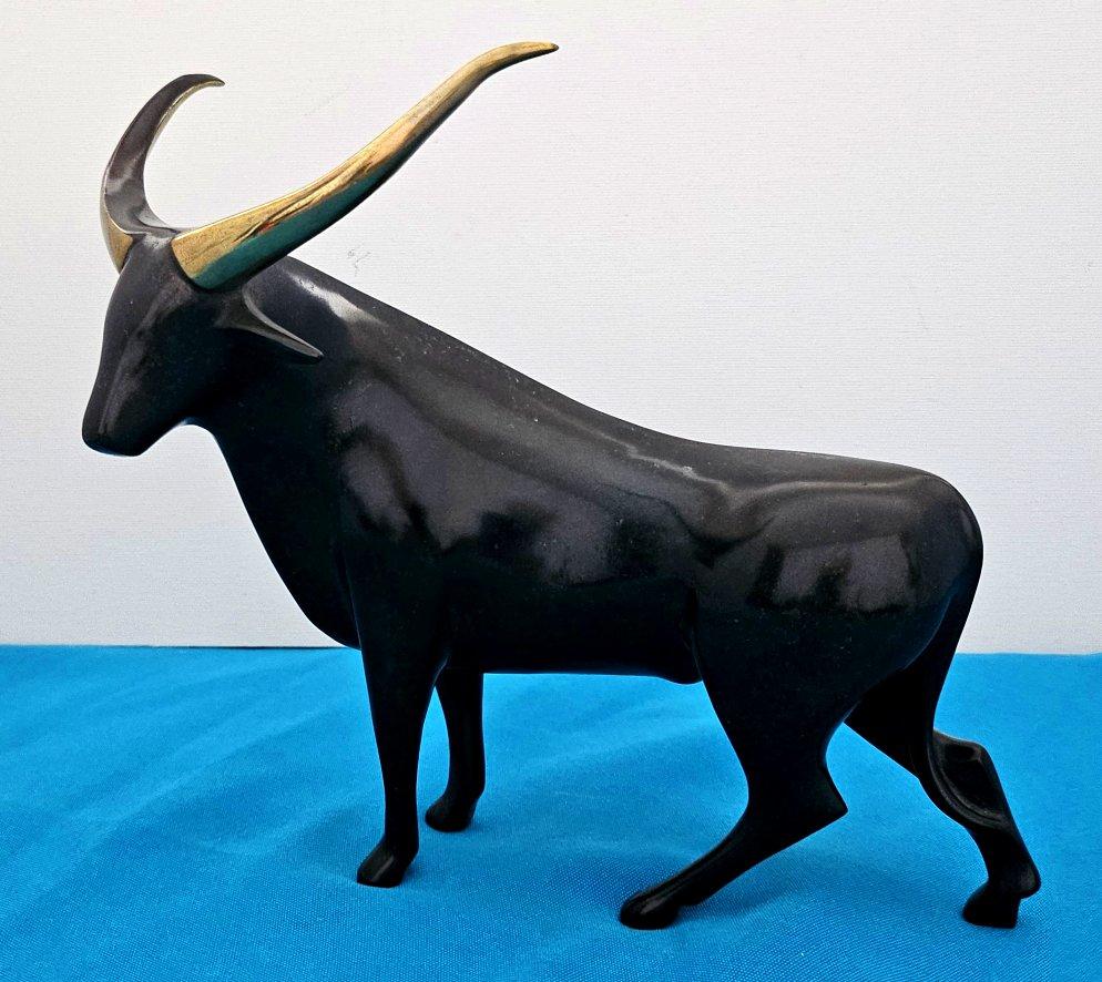 XX secolo Scultura di toro in bronzo firmata Loet Vanderveen, 160/500 in vendita