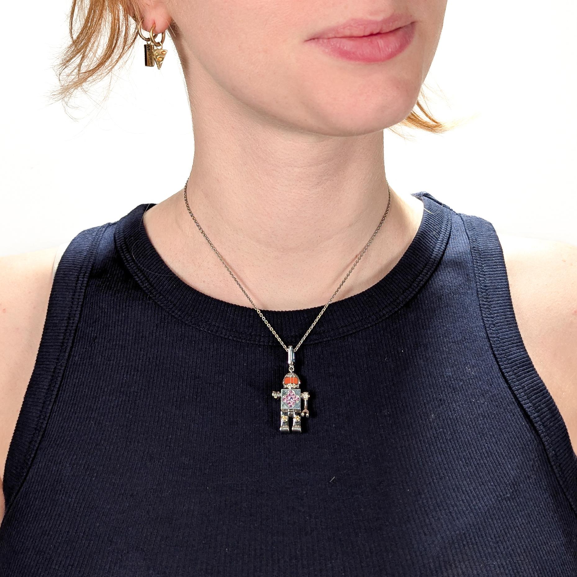 Un beau collier Louis Vuitton.

En or blanc 18 carats.

Conçu comme un homme de l'espace ou un robot avec des bras et des jambes articulés et une tête qui tourne.

Serti de diamants blancs de taille brillant, de saphirs jaunes et roses, et décoré