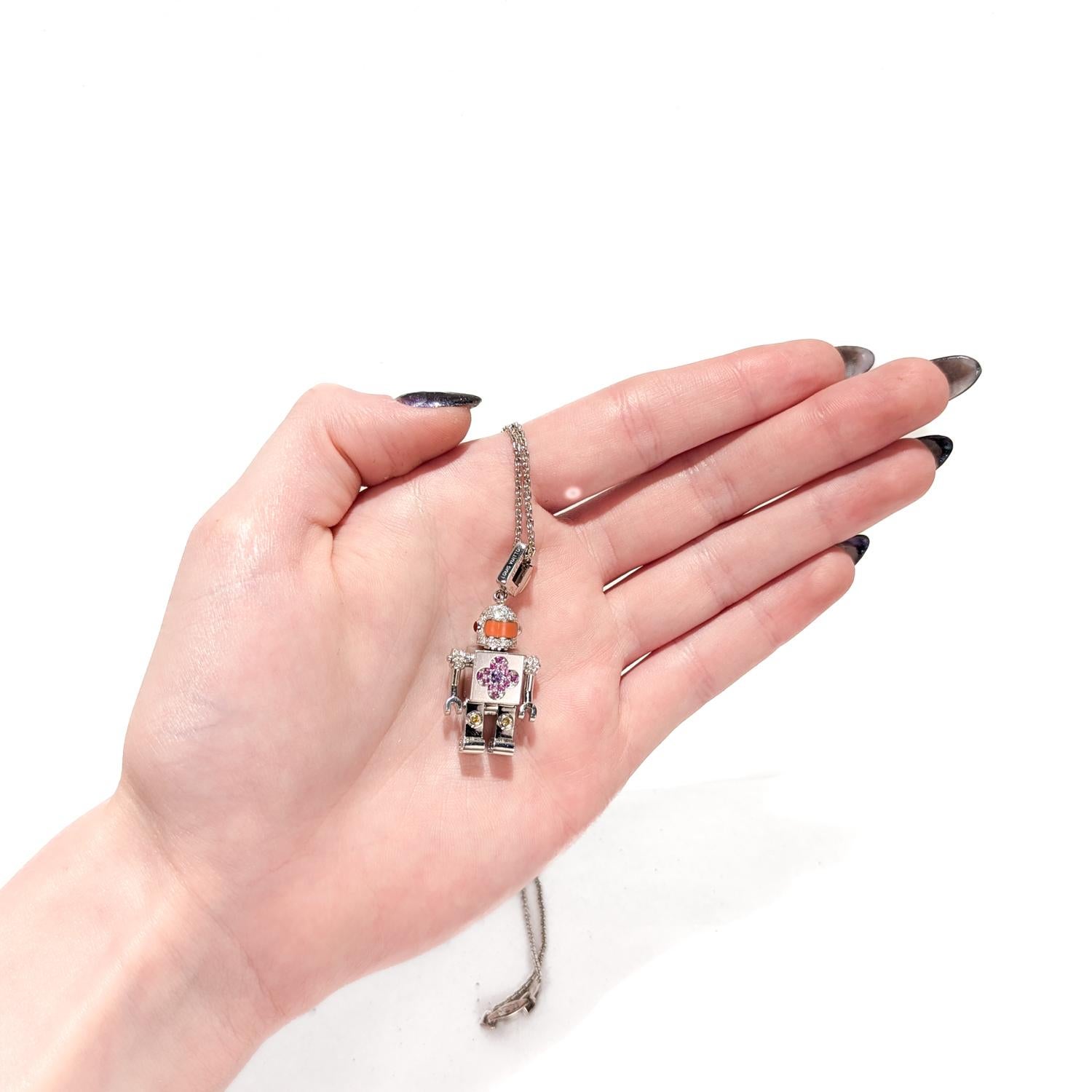 Moderne Louis Vuitton, collier pendentif Spaceman Robot en or blanc 18 carats et pierres précieuses en vente