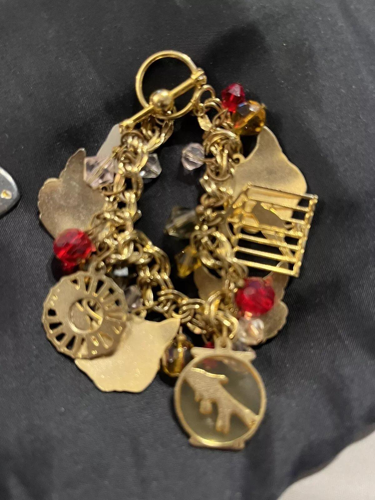 Bracciale firmato Lunch at the Ritz Multi Charm Gatti Topi e Uccelli in Gabbia Dorata in vendita 6
