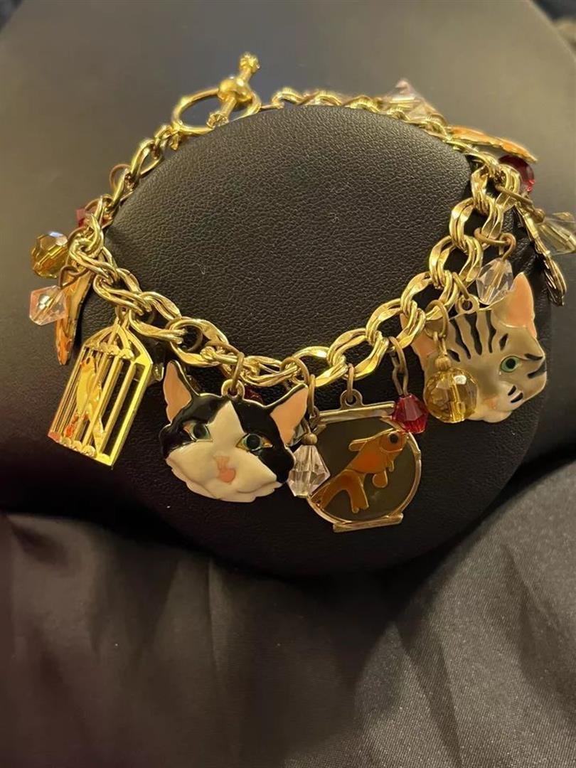 Bracciale firmato Lunch at the Ritz Multi Charm Gatti Topi e Uccelli in Gabbia Dorata in vendita 8