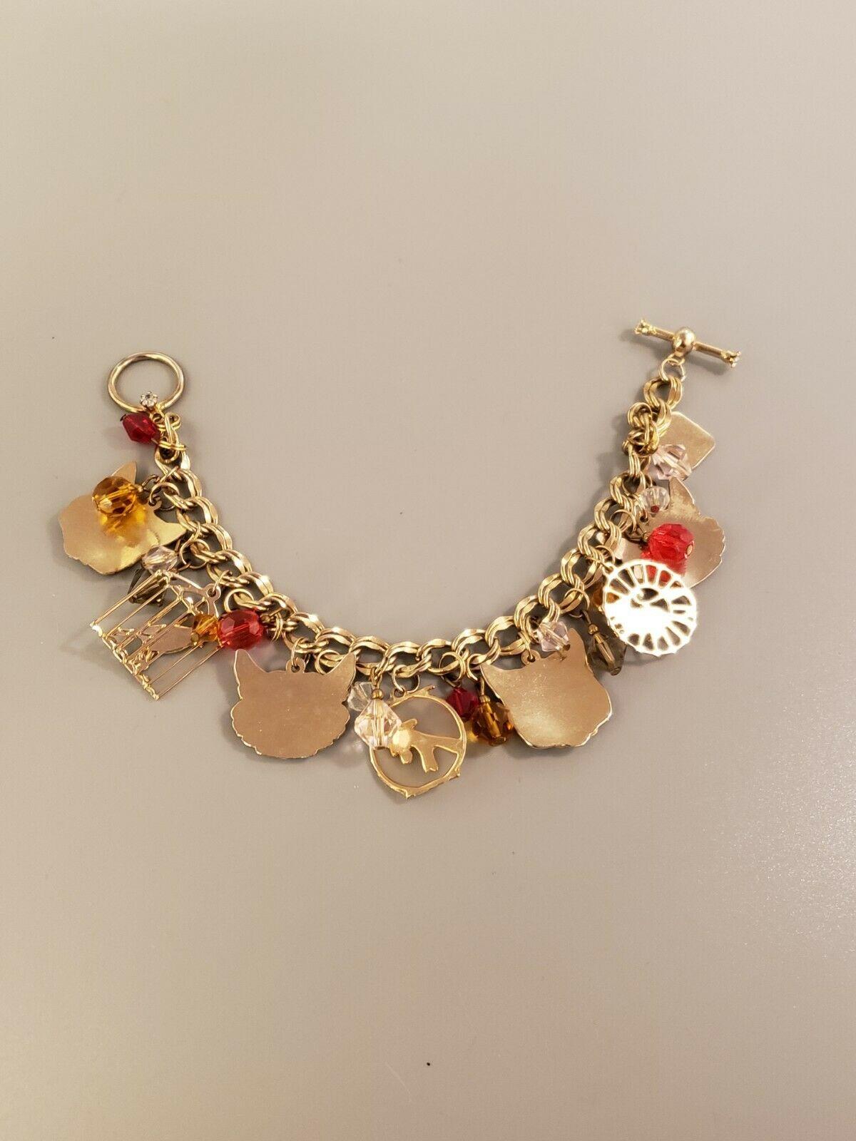 Bracciale firmato Lunch at the Ritz Multi Charm Gatti Topi e Uccelli in Gabbia Dorata in vendita 1