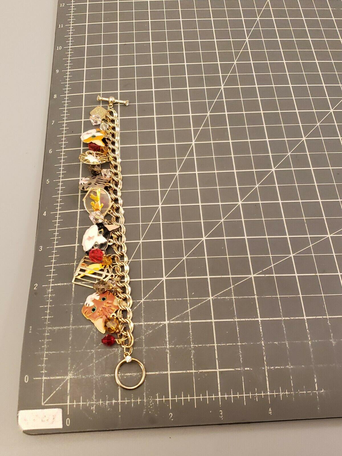 Bracciale firmato Lunch at the Ritz Multi Charm Gatti Topi e Uccelli in Gabbia Dorata in vendita 4