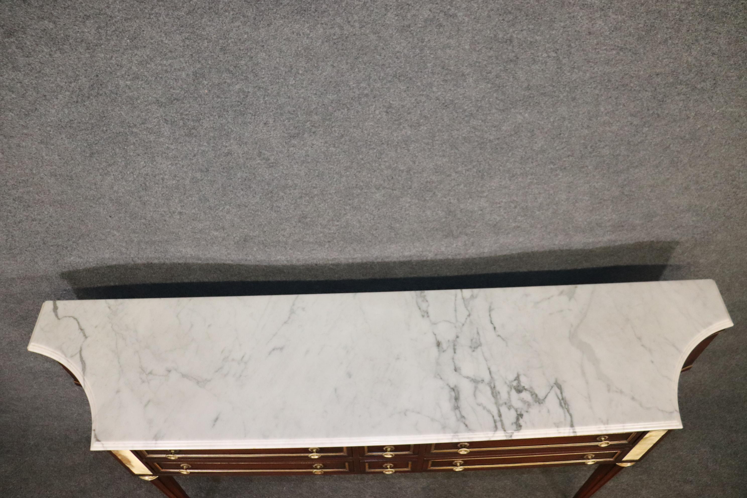 Konsolentisch aus Mahagoni, Directoire Maison Jansen, Messing mit geschmückter Marmorplatte, signiert im Zustand „Gut“ im Angebot in Swedesboro, NJ