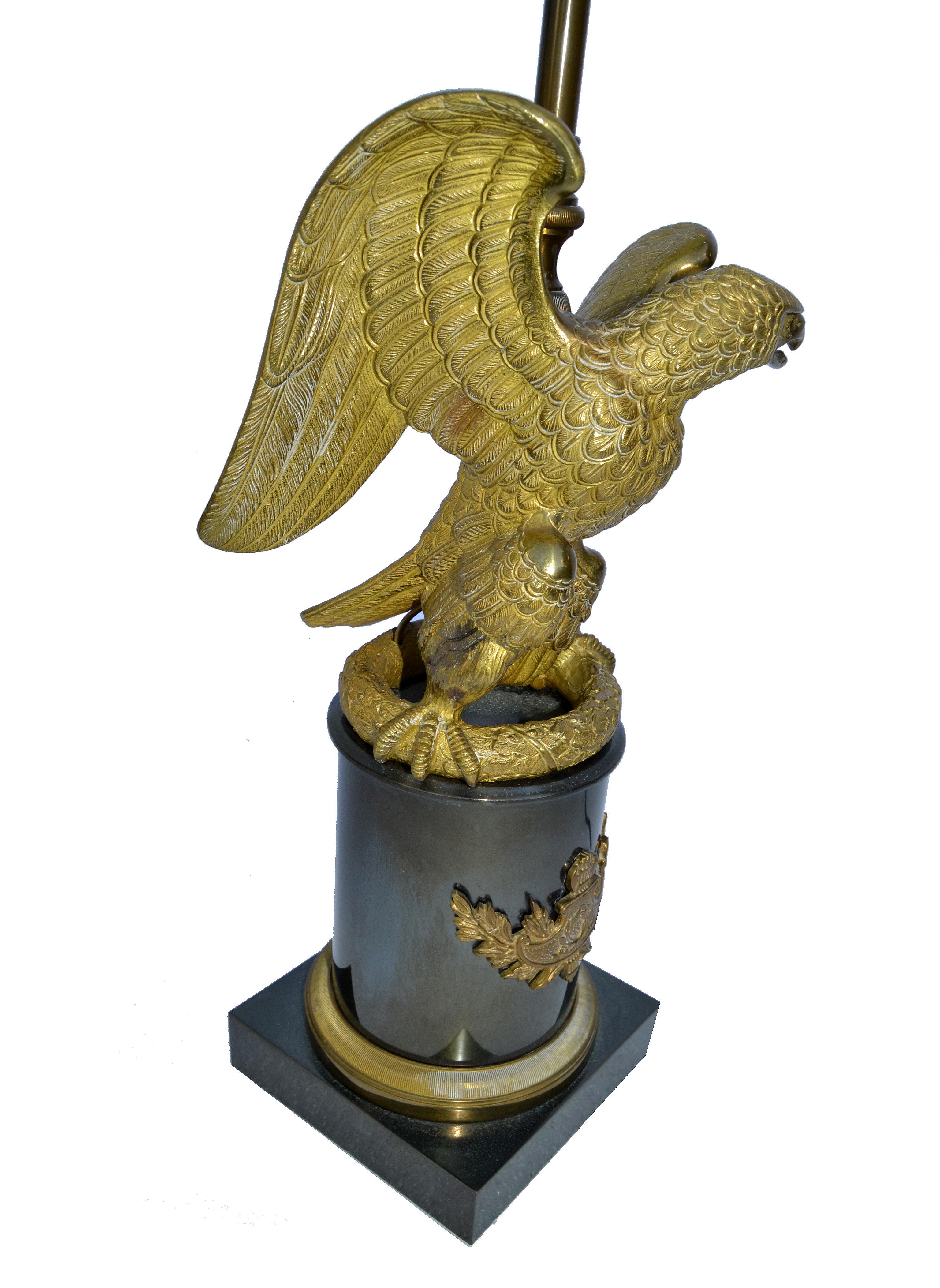 Lampe de table néoclassique en bronze et marbre noir représentant un aigle, signée Maison Charles, France en vente 2