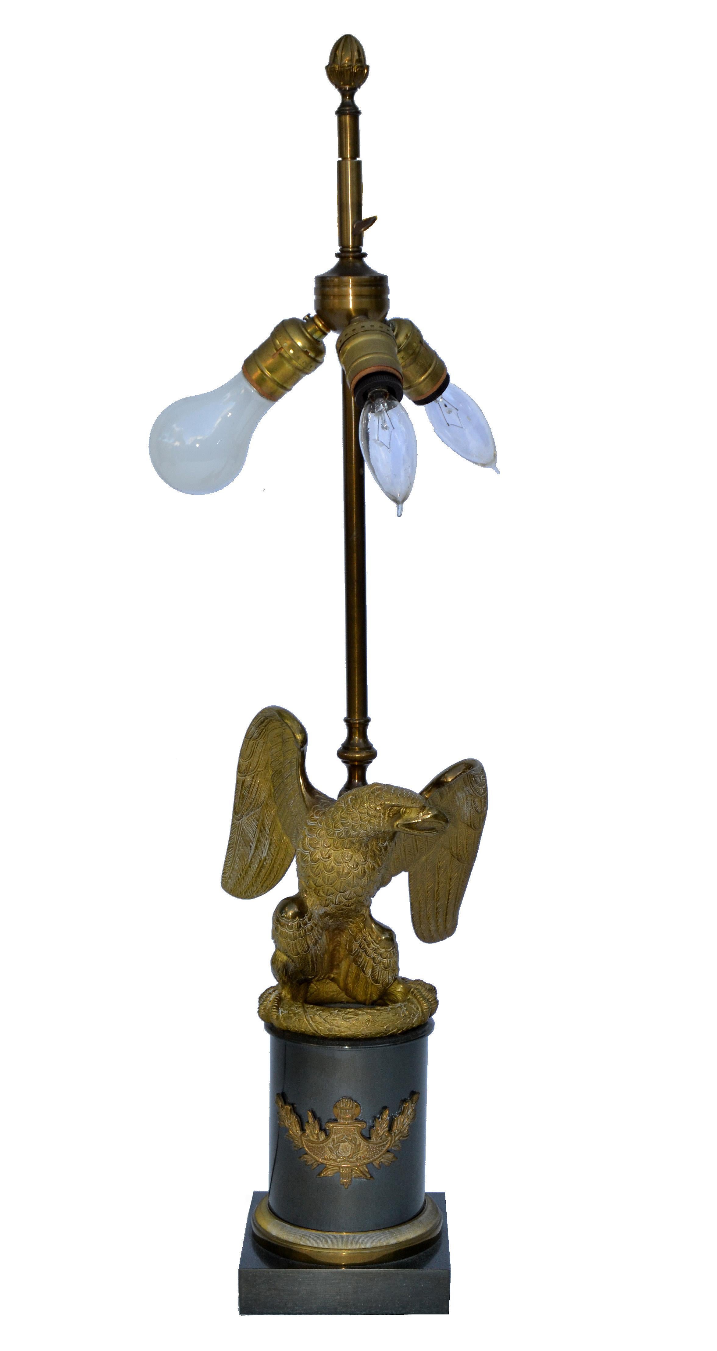 Lampe de table néoclassique en bronze et marbre noir représentant un aigle, signée Maison Charles, France en vente 5