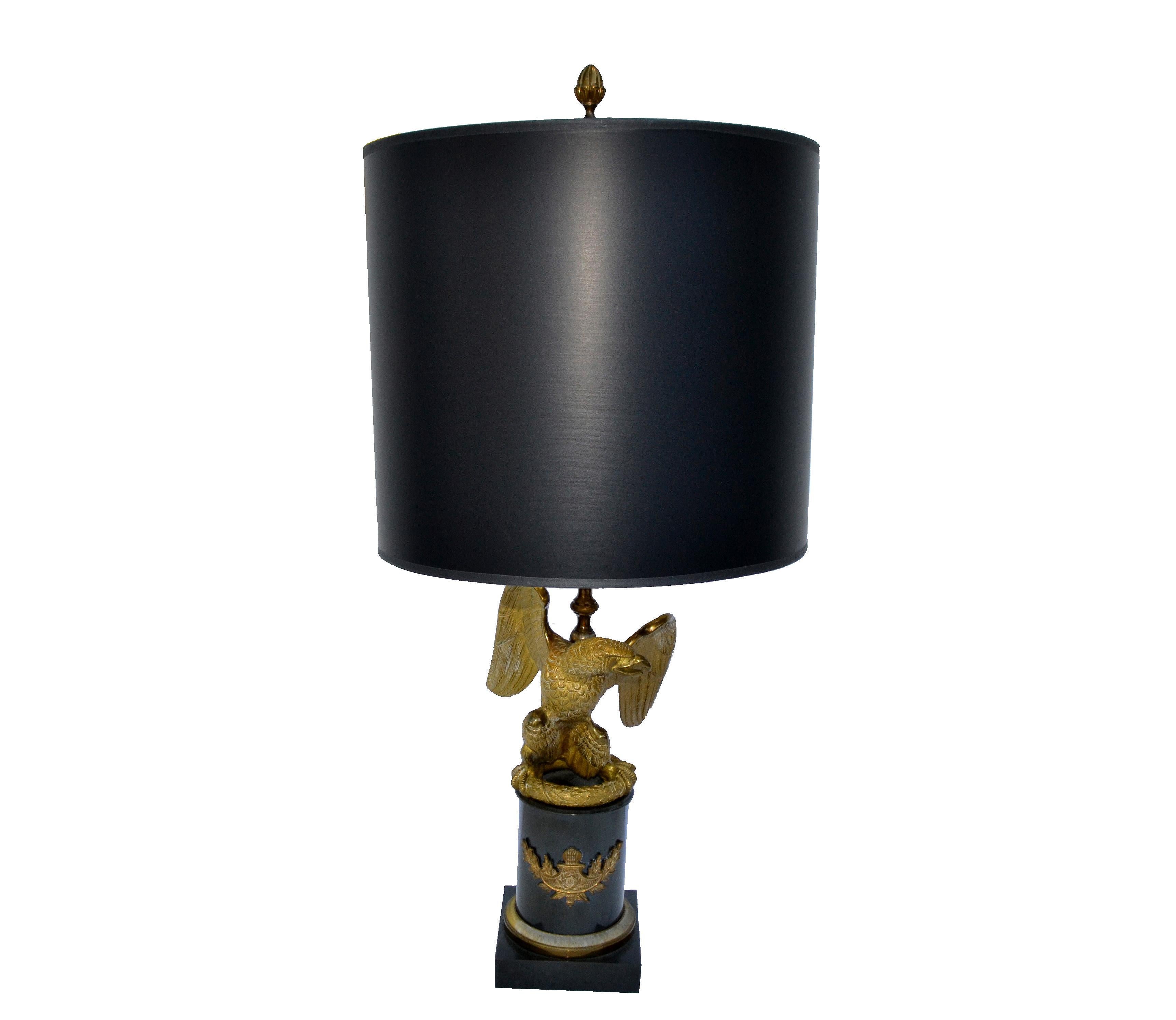Superbe lampe de table Maison Charles, aigle en bronze martelé à la main comme un trophée monté sur un piédestal en marbre noir.
US recâblé et en état de marche. Il faut trois ampoules ordinaires ou LED de 40 watts chacune. 
Signé sur l'abat-jour