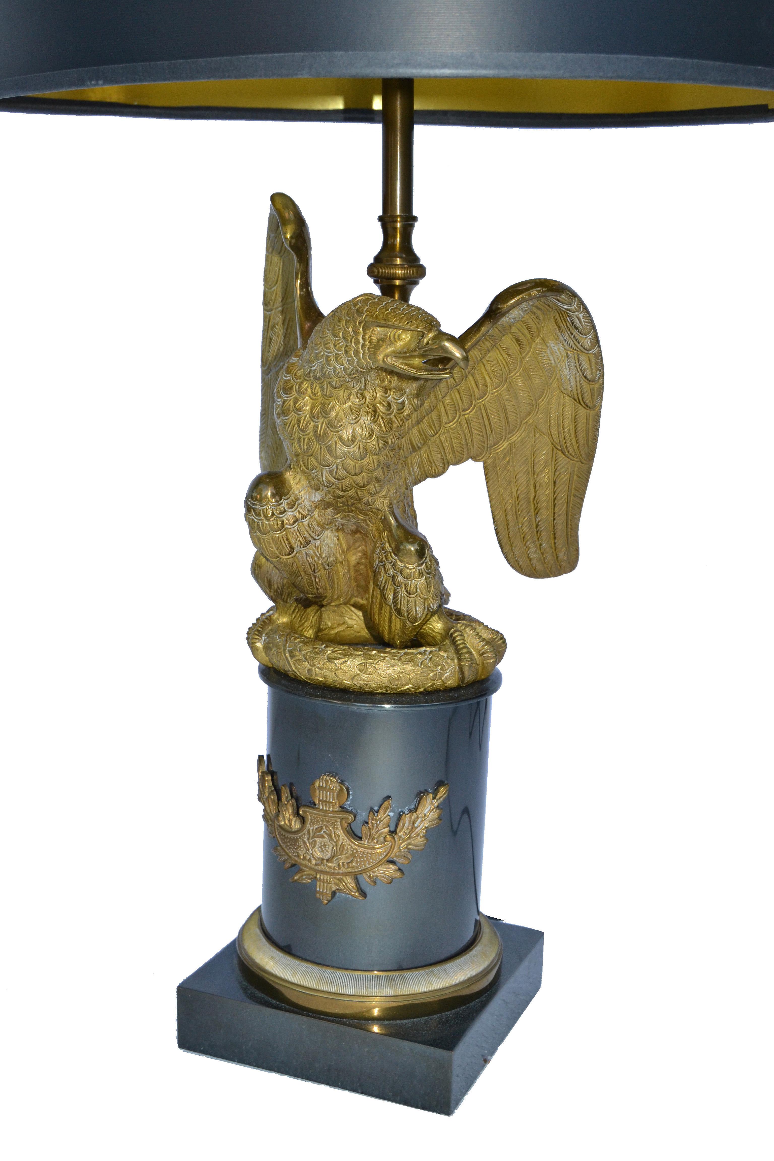 Français Lampe de table néoclassique en bronze et marbre noir représentant un aigle, signée Maison Charles, France en vente