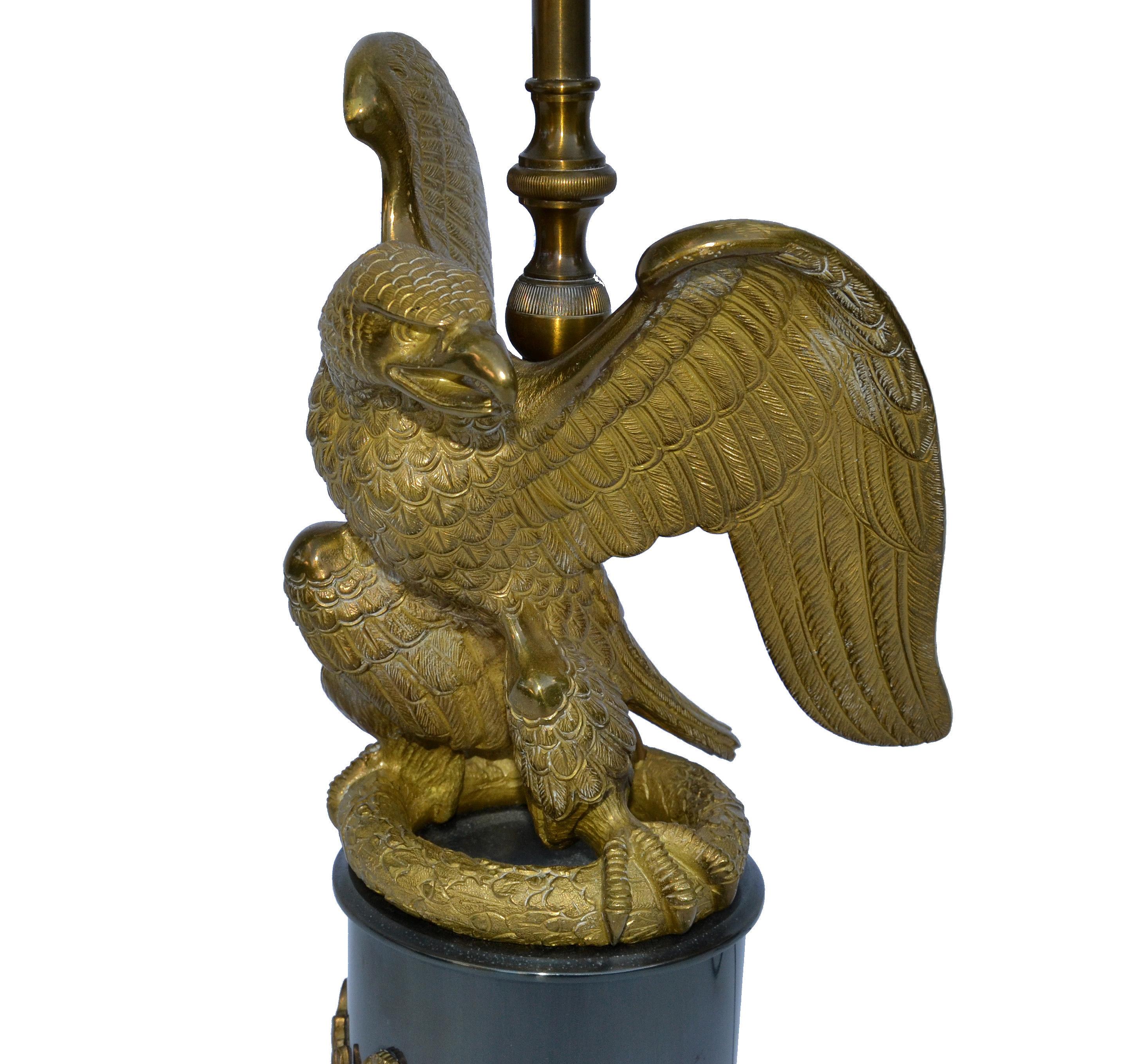 Sculpté à la main Lampe de table néoclassique en bronze et marbre noir représentant un aigle, signée Maison Charles, France en vente